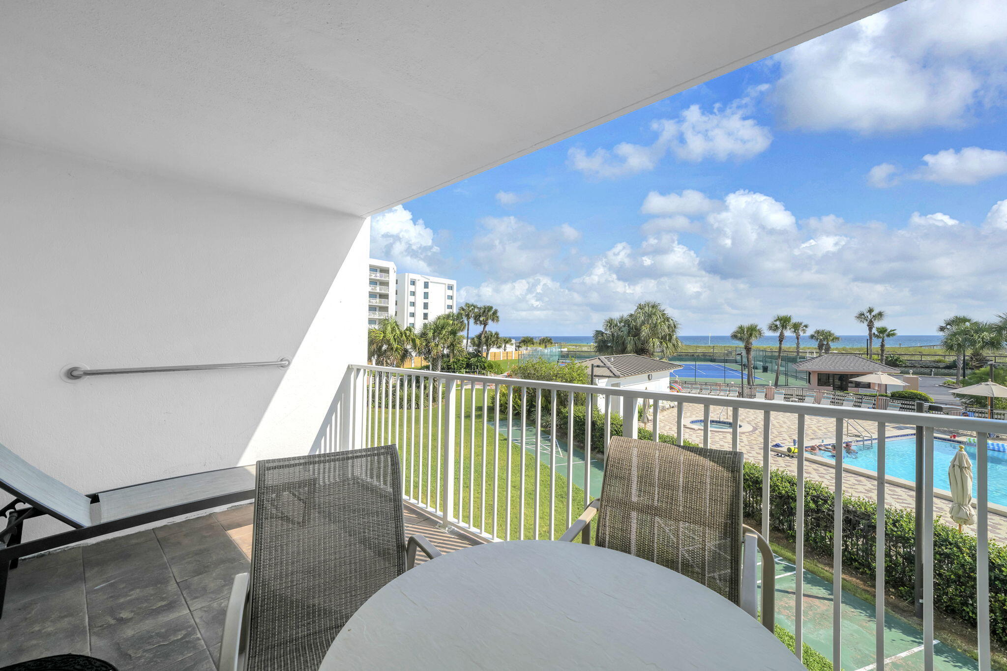 ISLANDER CONDO - Residential