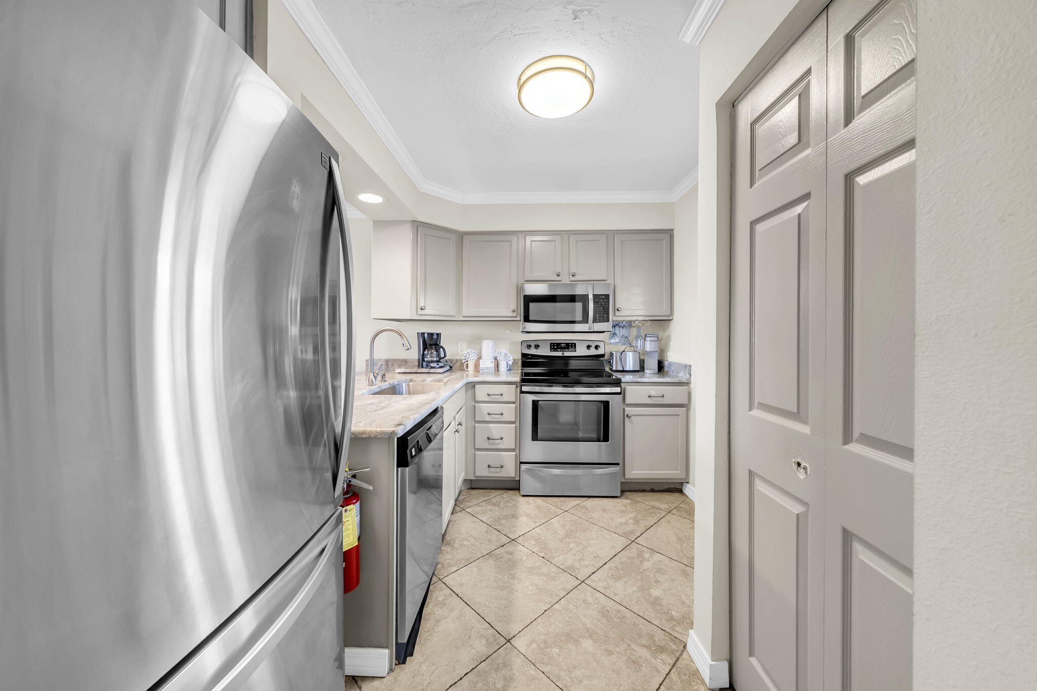 ISLANDER CONDO - Residential