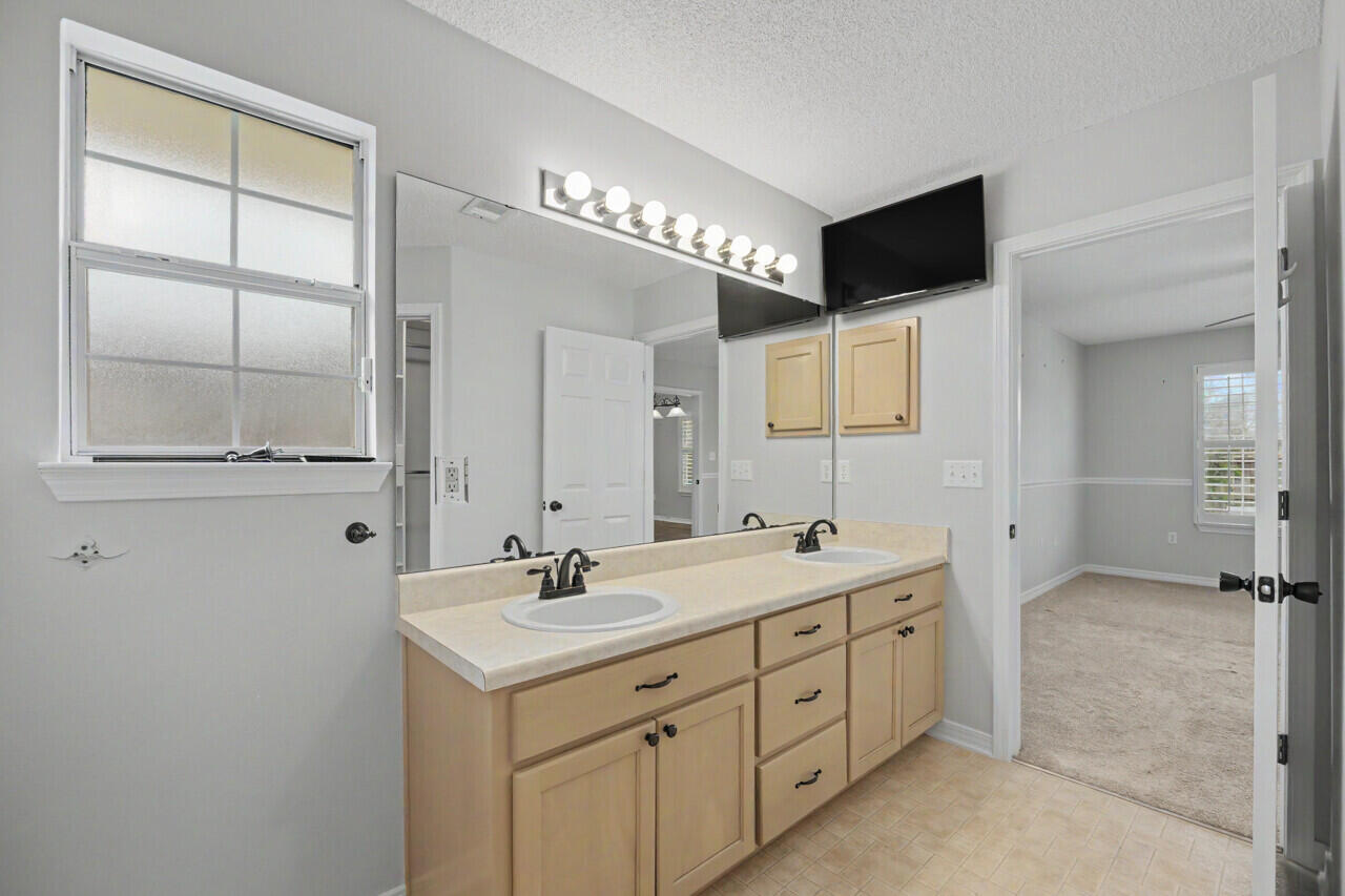 FOXWOOD ADDITION S/D LOT 9 BLK C - Residential
