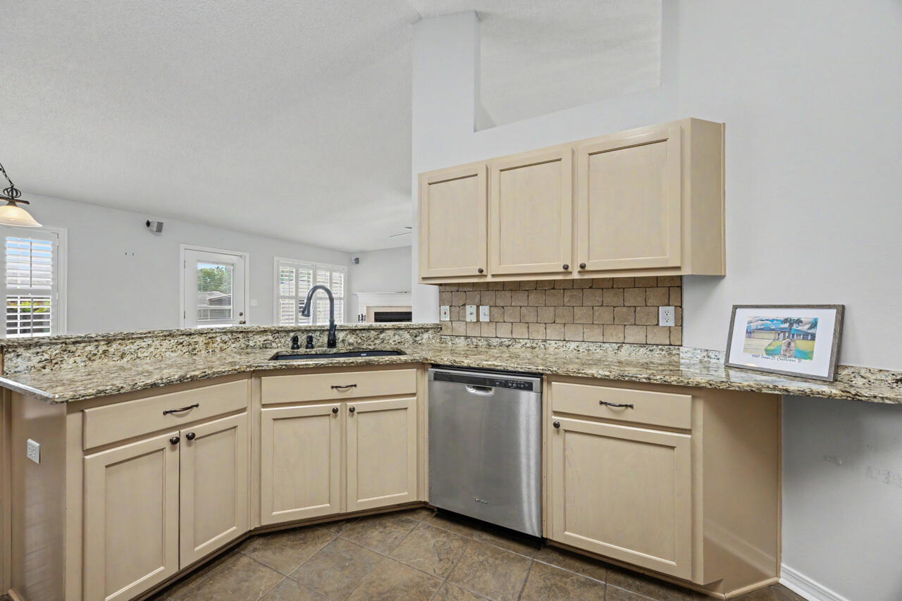 FOXWOOD ADDITION S/D LOT 9 BLK C - Residential