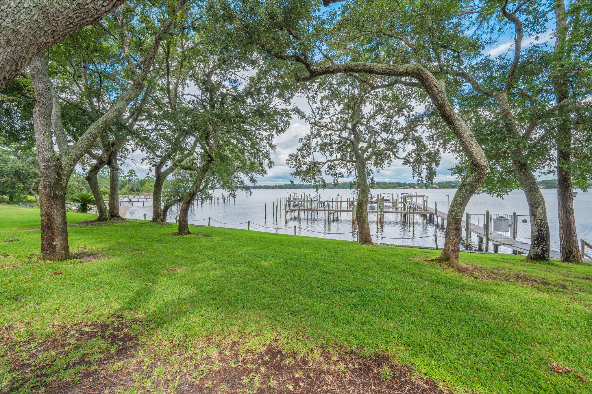 HIDDEN BAY VILLAGE - Residential