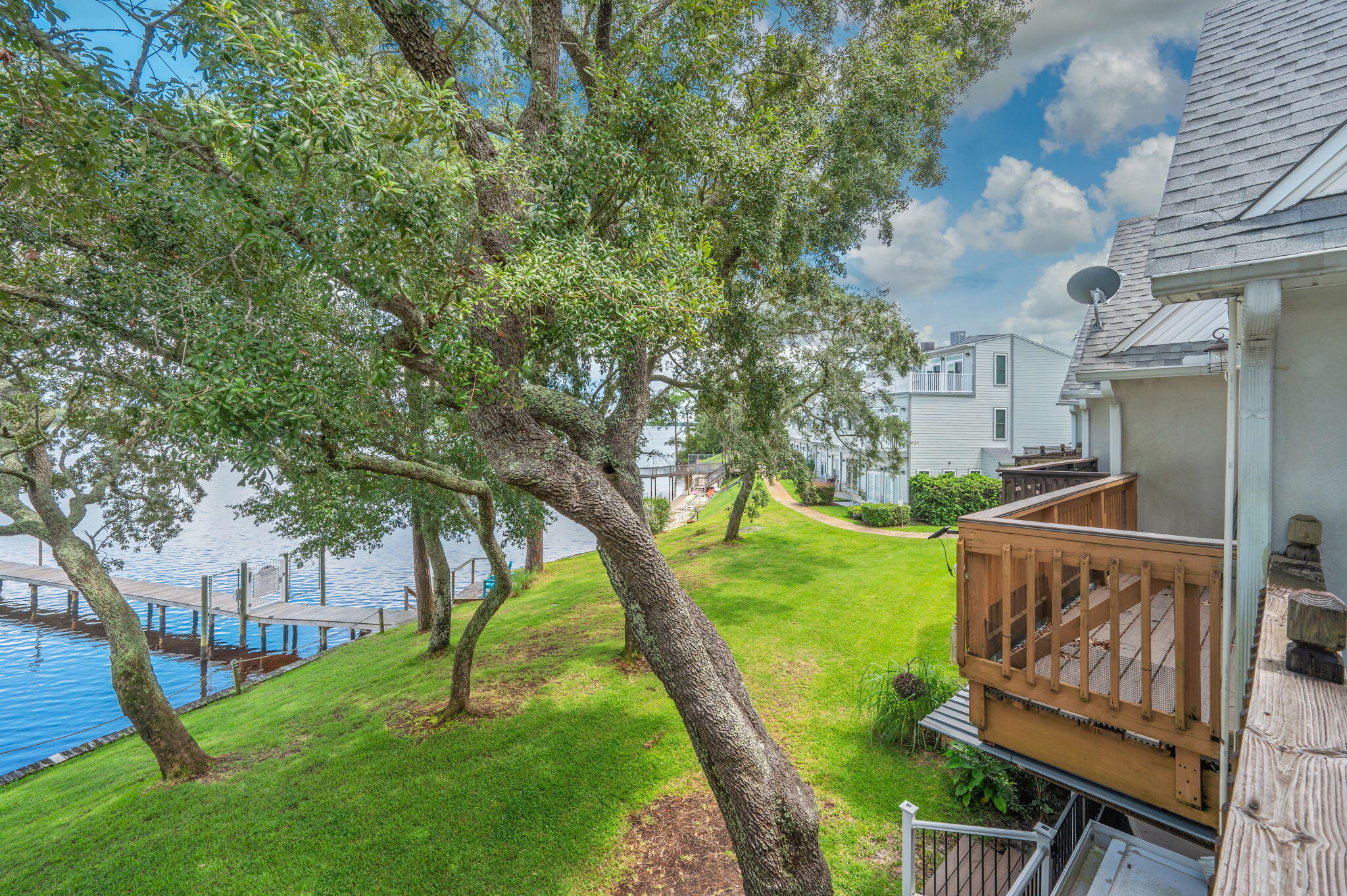 HIDDEN BAY VILLAGE - Residential