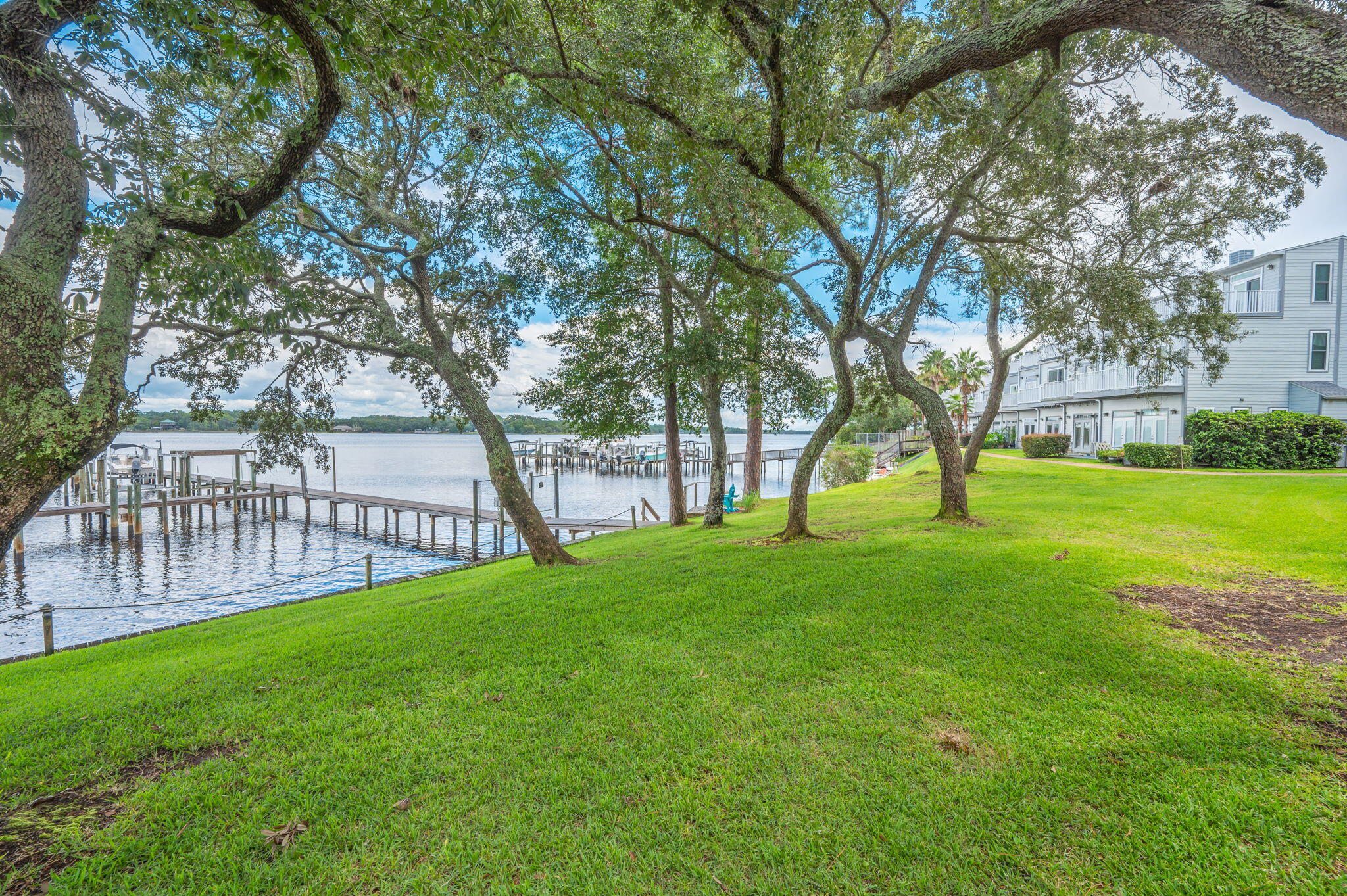 HIDDEN BAY VILLAGE - Residential