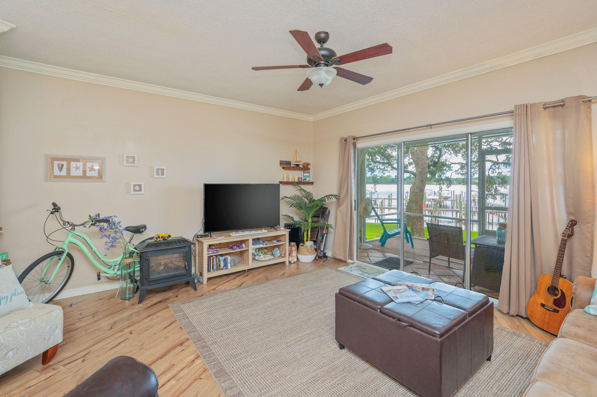 HIDDEN BAY VILLAGE - Residential