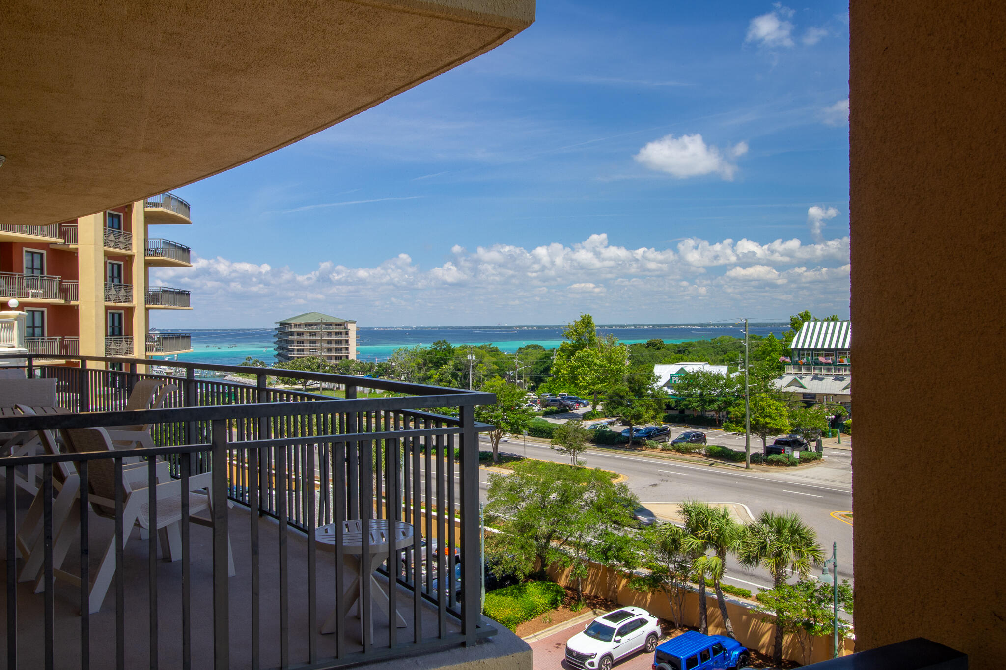 Fractional Ownership! Share B for sale. This share offers 6 weeks of usage each year in a one bedroom condo accommodating up to 6 guests. As a fractional owner, you'll have access to a wealth of amenities, including: The Spa at Emerald Grande, East Pass fitness center equipped with cardiovascular equipment and free weights, water beach shuttle service to our beach, Grande Vista Pool Deck for relaxation and leisure, and much more. This is a fantastic opportunity to own a share of a luxurious property in a prime location, offering unparalleled views and access to top-notch amenities.