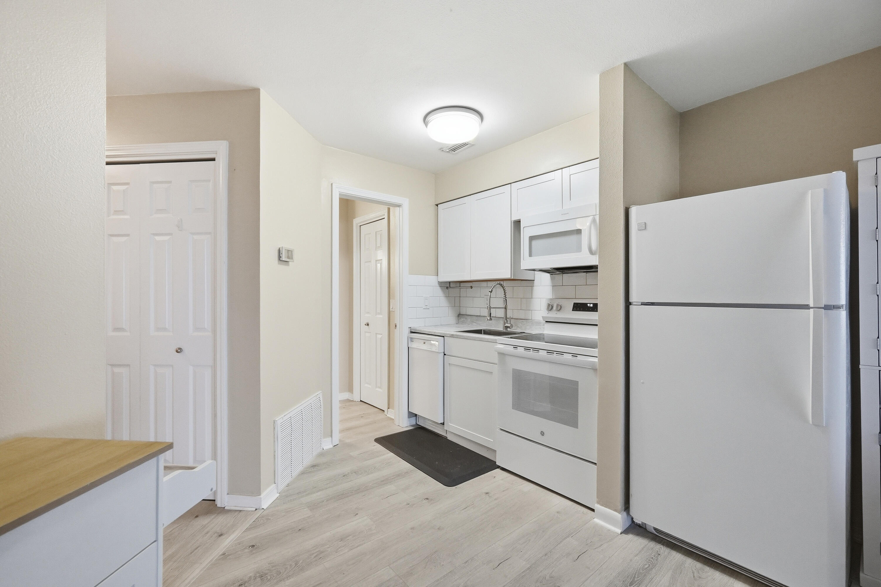 BAY VILLAS - Residential Lease