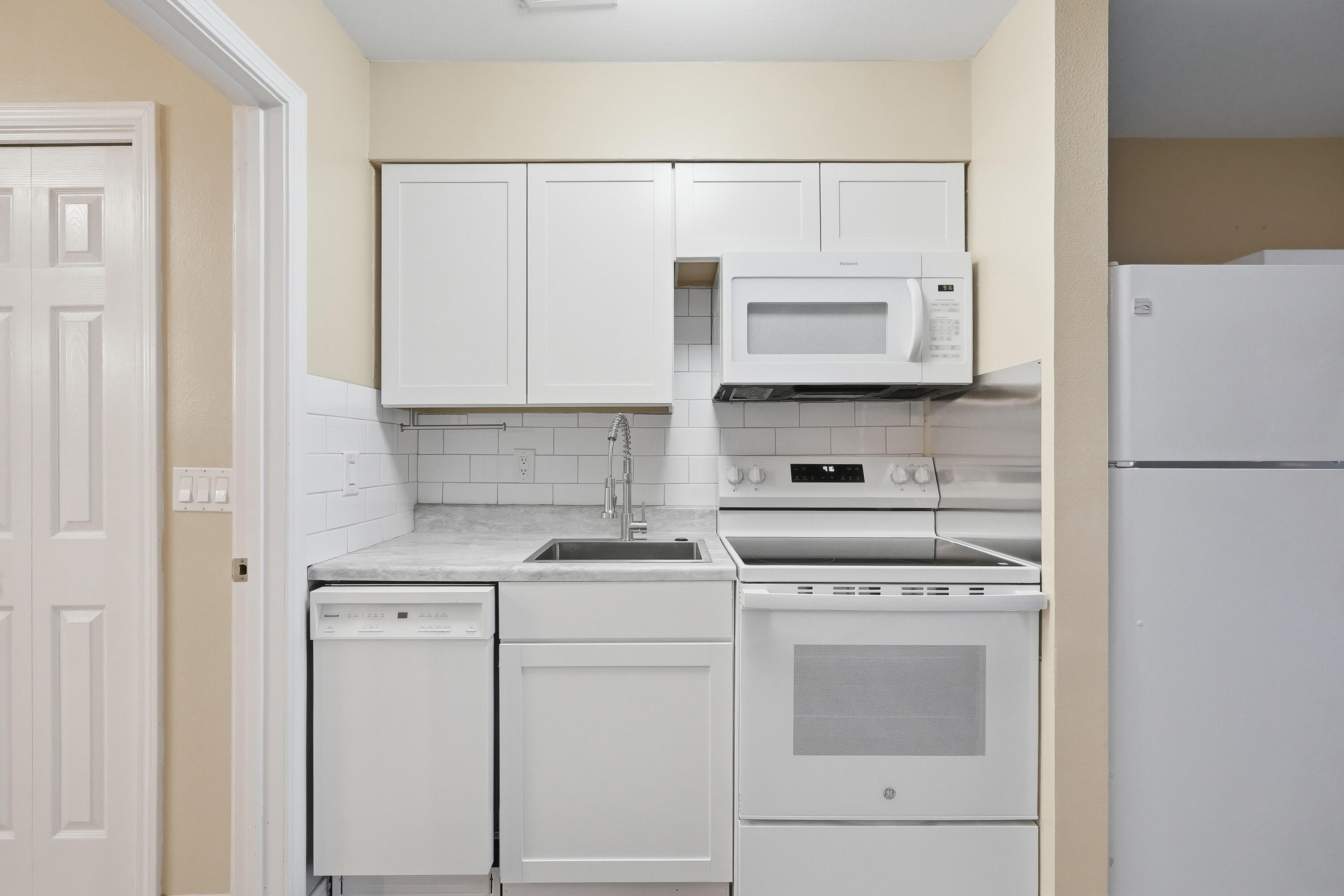 BAY VILLAS - Residential Lease