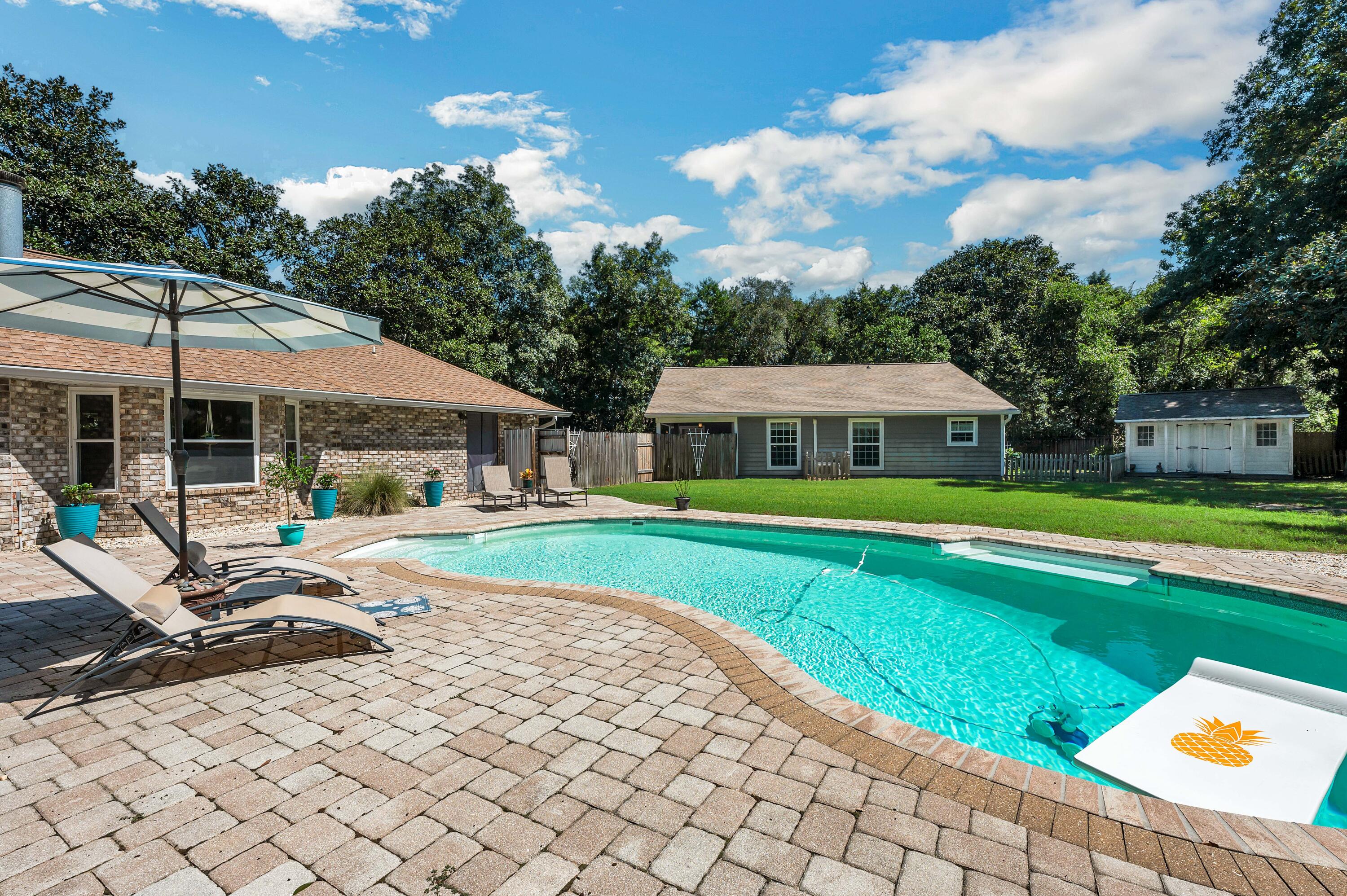 ROBLEDAL ESTATES - Residential