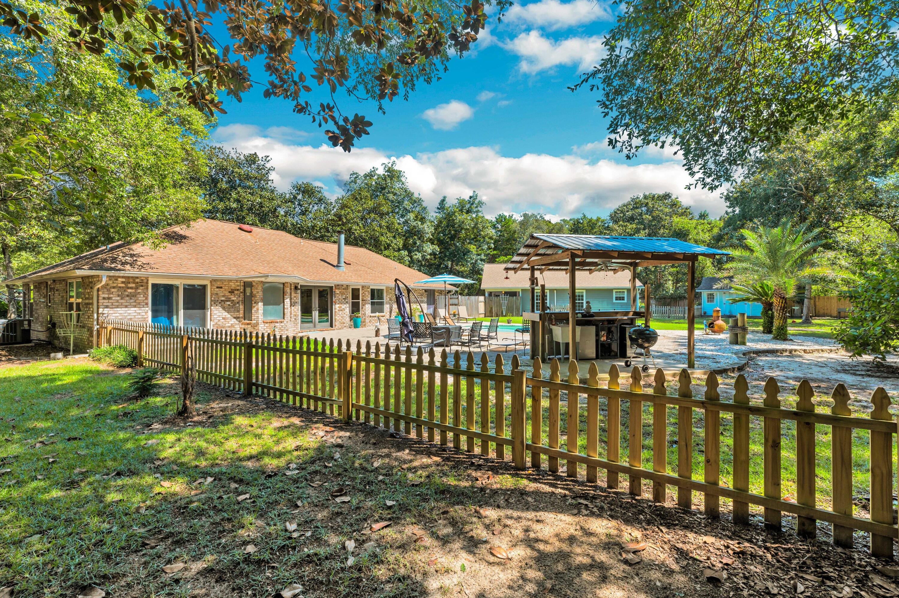 ROBLEDAL ESTATES - Residential