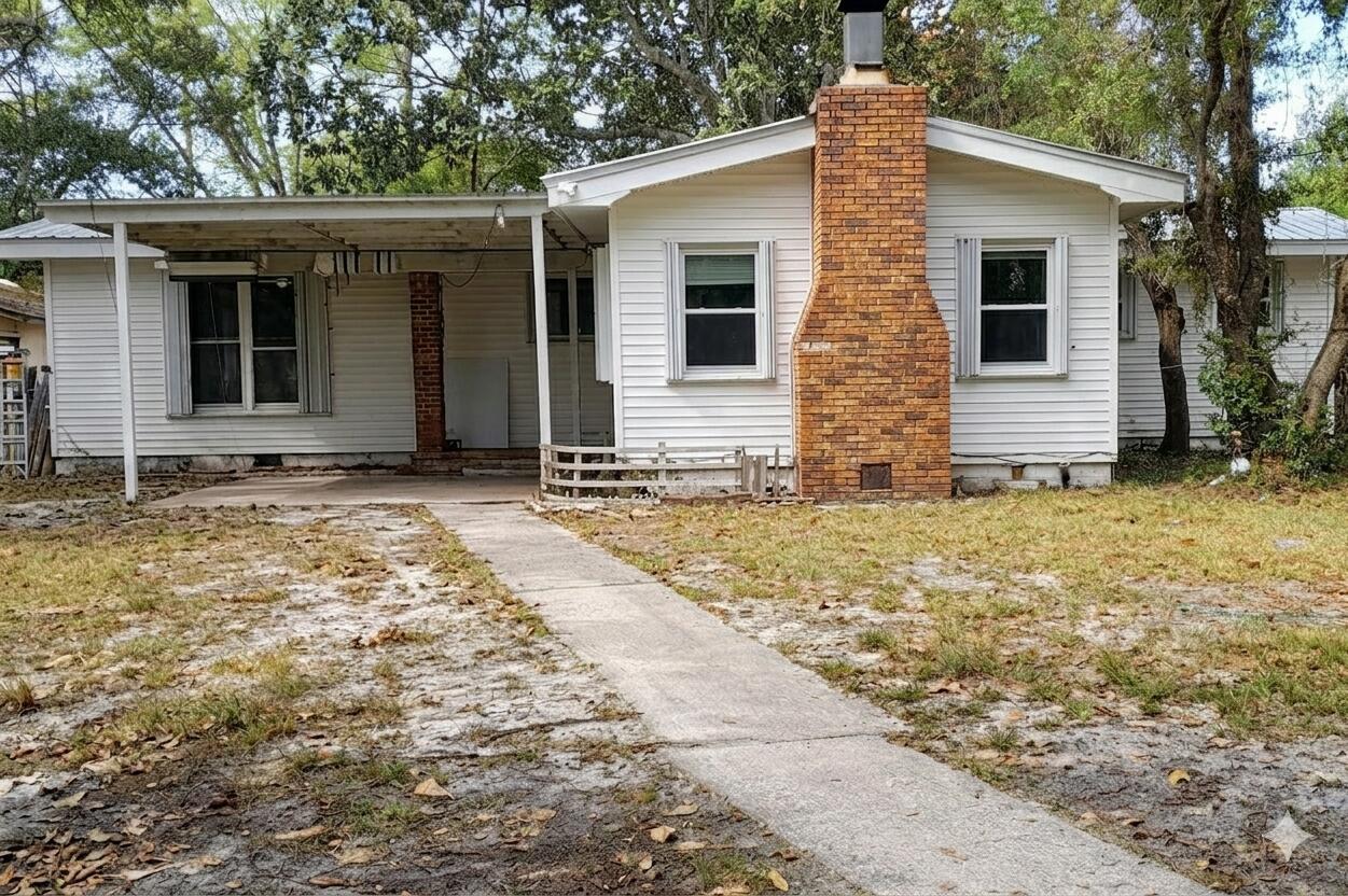 This is a four bed two and half bath house on a LARGE Lot! Centrally located in Fort Walton Beach with Walmart, Winn Dixie, Chick-fil-a, Starbucks, and Sams within 1/2 mile. There is potential for multifamily to be built on lot. THERES TWO ADDITIONAL BUILDINGS THAT CAN BE REBUILT, repair and replace.
New AC installed July 2026.