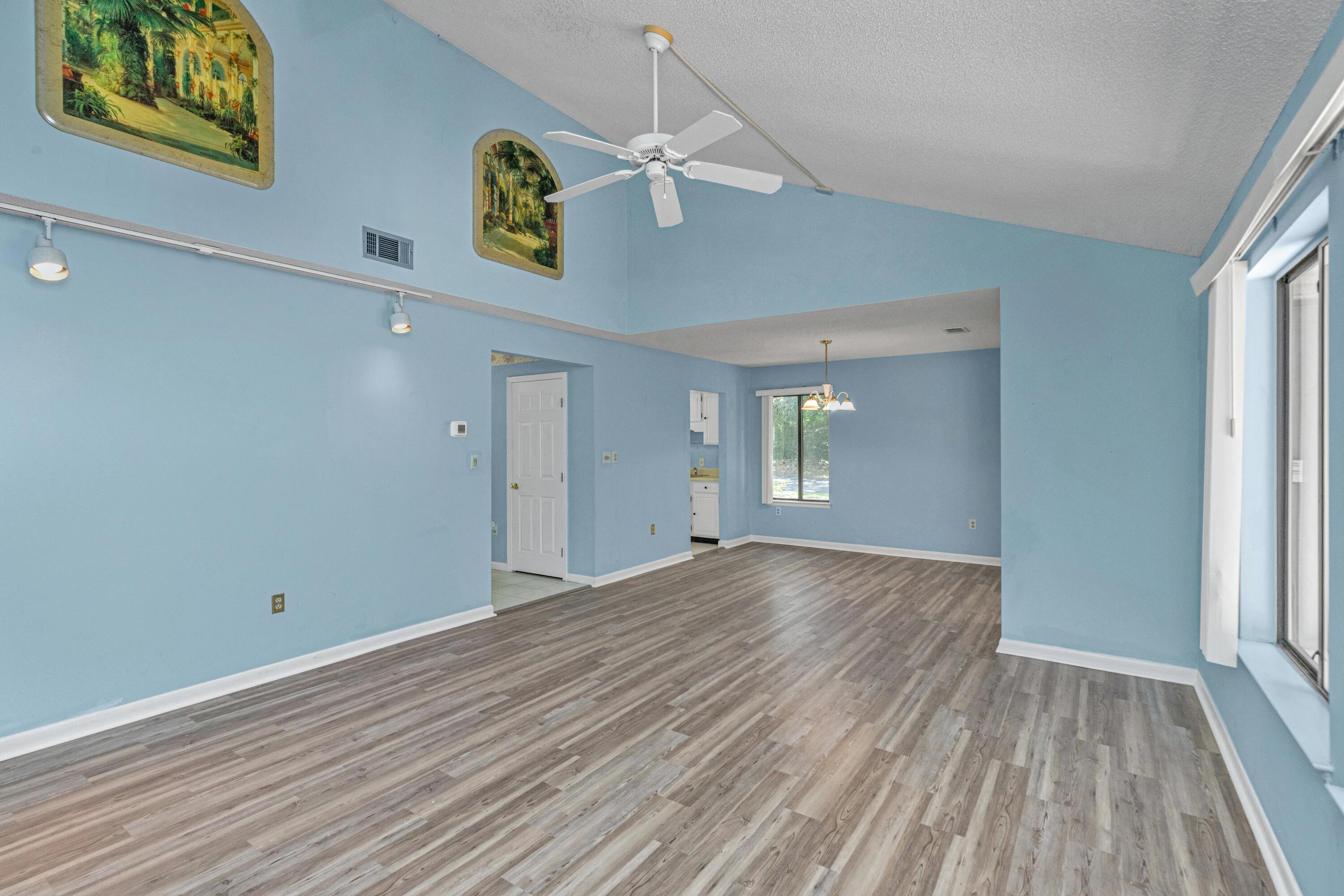 ROYAL OAK VILLAS BLUEWATER BAY - Residential