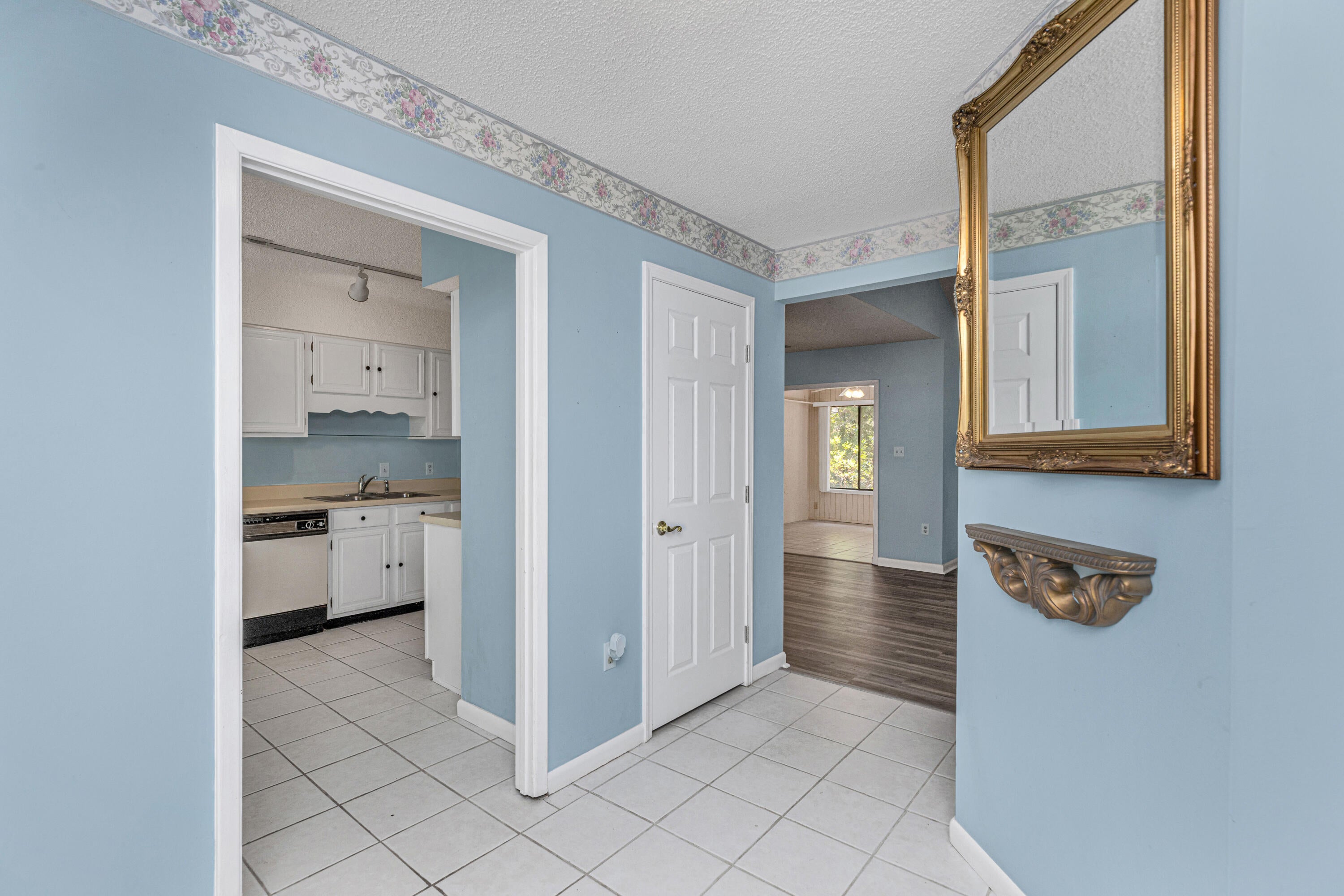 ROYAL OAK VILLAS BLUEWATER BAY - Residential