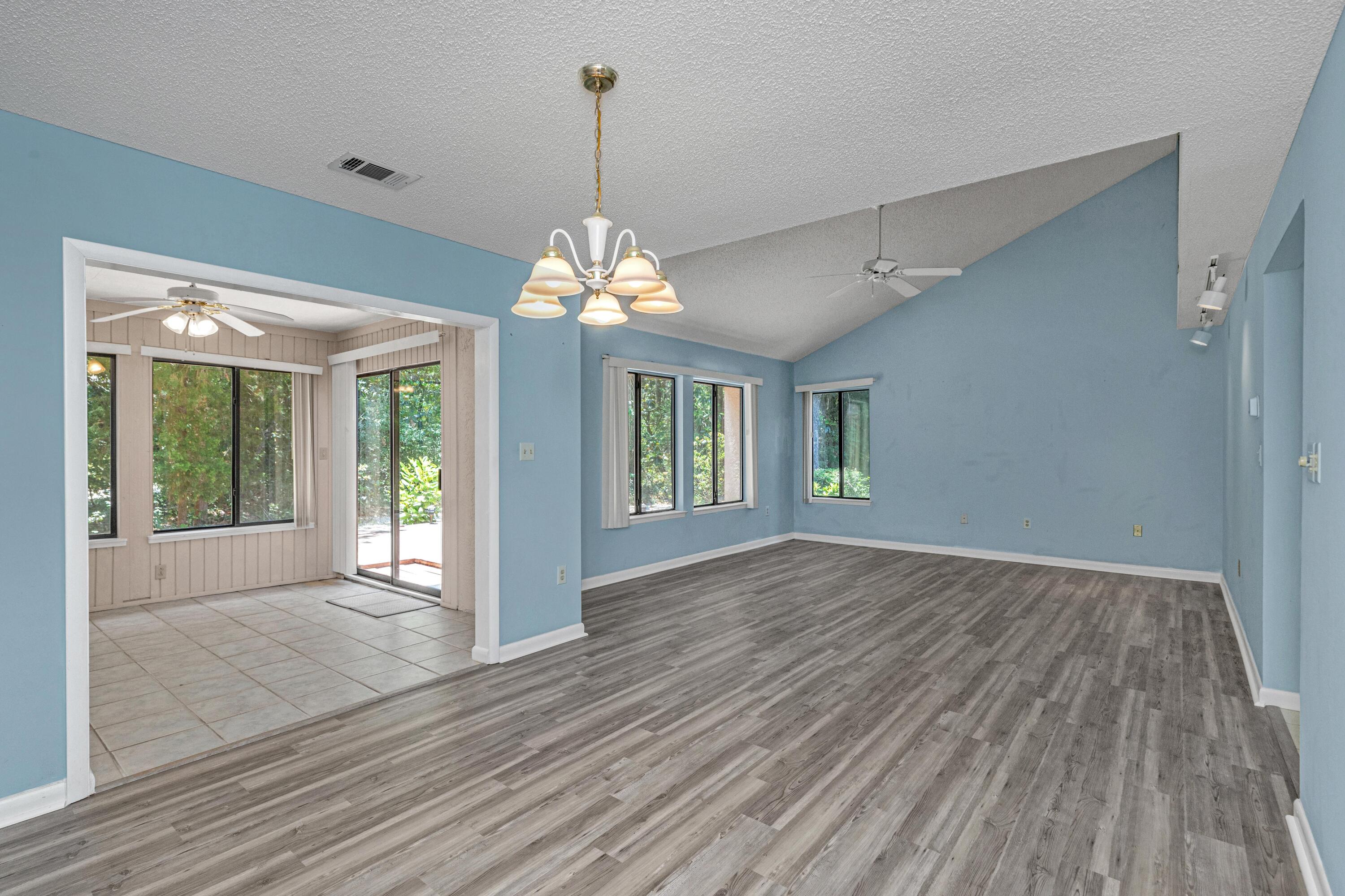 ROYAL OAK VILLAS BLUEWATER BAY - Residential