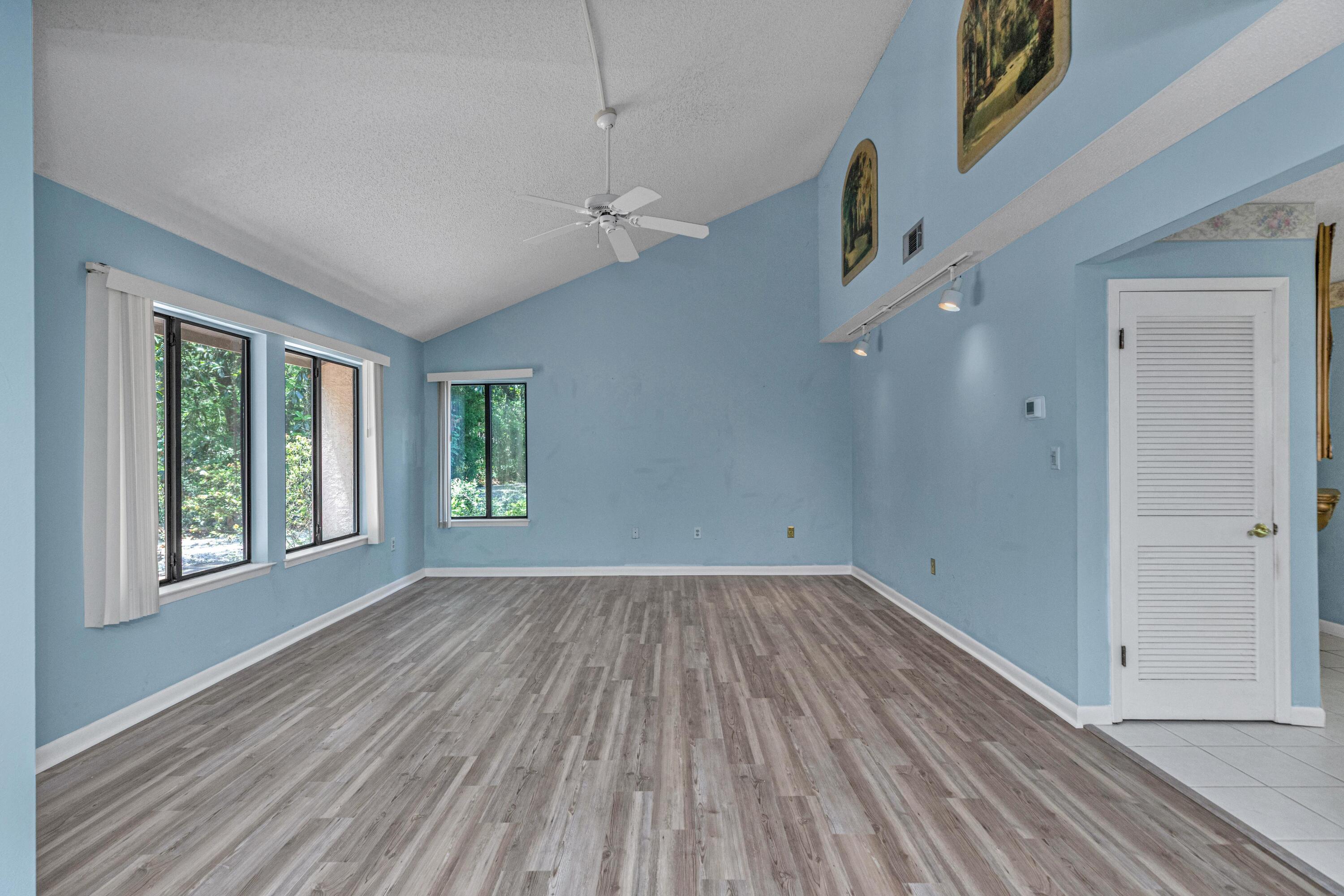 ROYAL OAK VILLAS BLUEWATER BAY - Residential