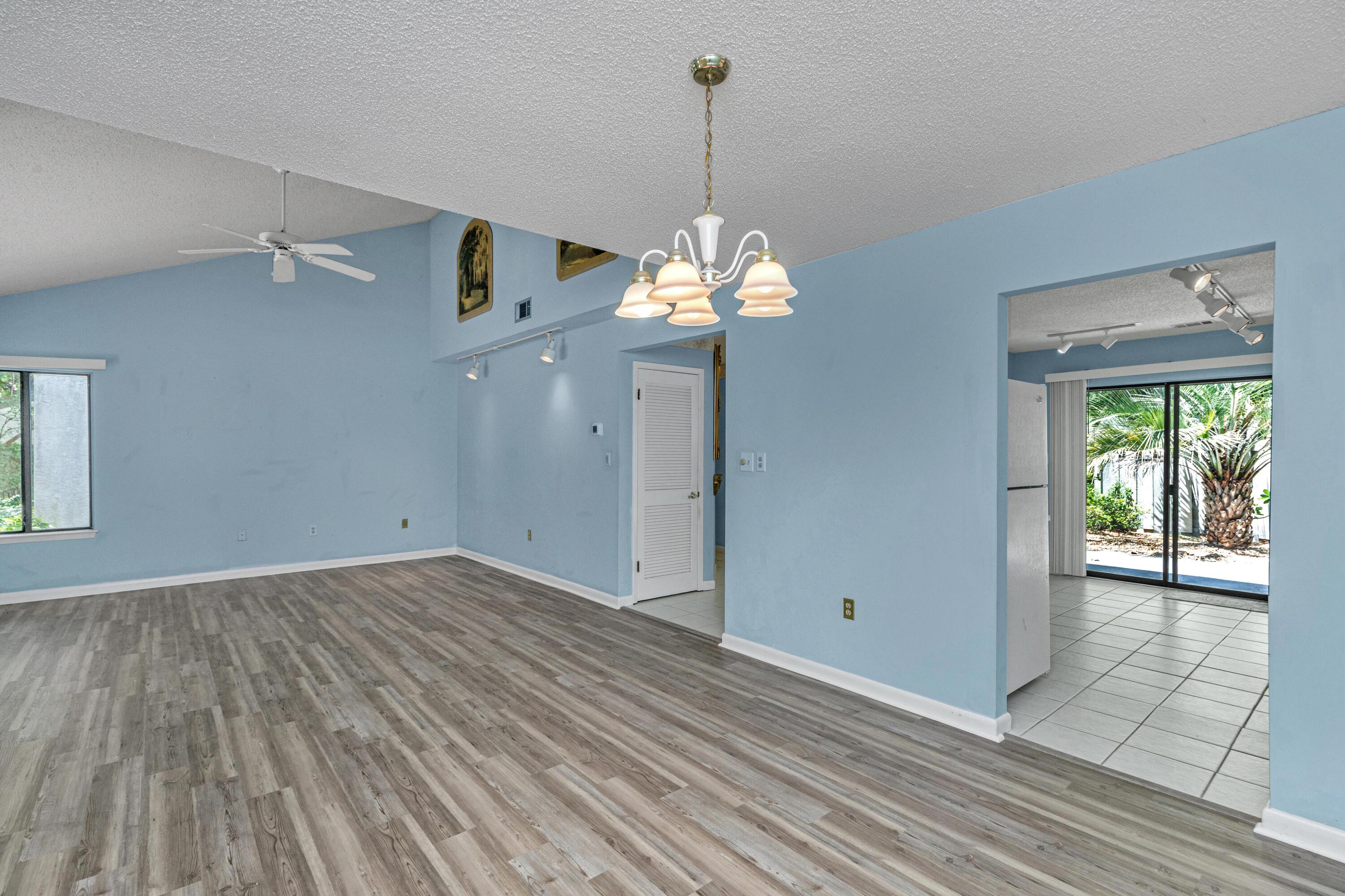 ROYAL OAK VILLAS BLUEWATER BAY - Residential