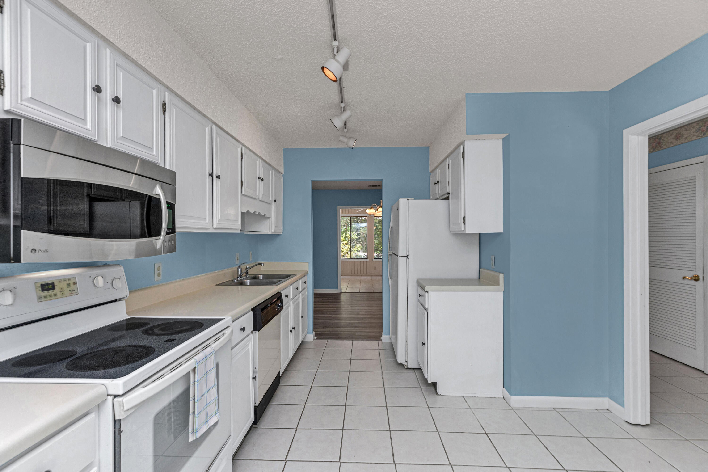 ROYAL OAK VILLAS BLUEWATER BAY - Residential