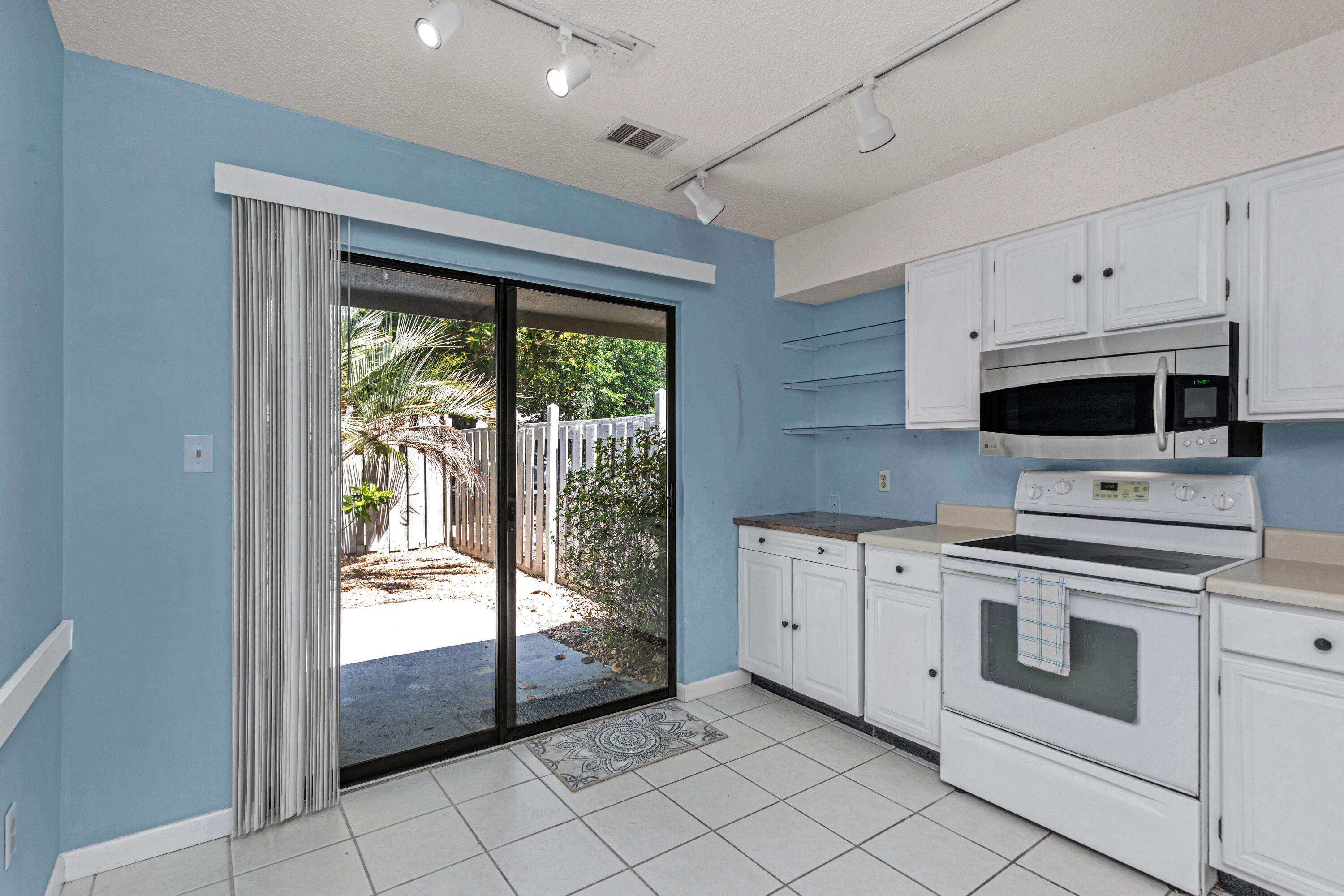ROYAL OAK VILLAS BLUEWATER BAY - Residential