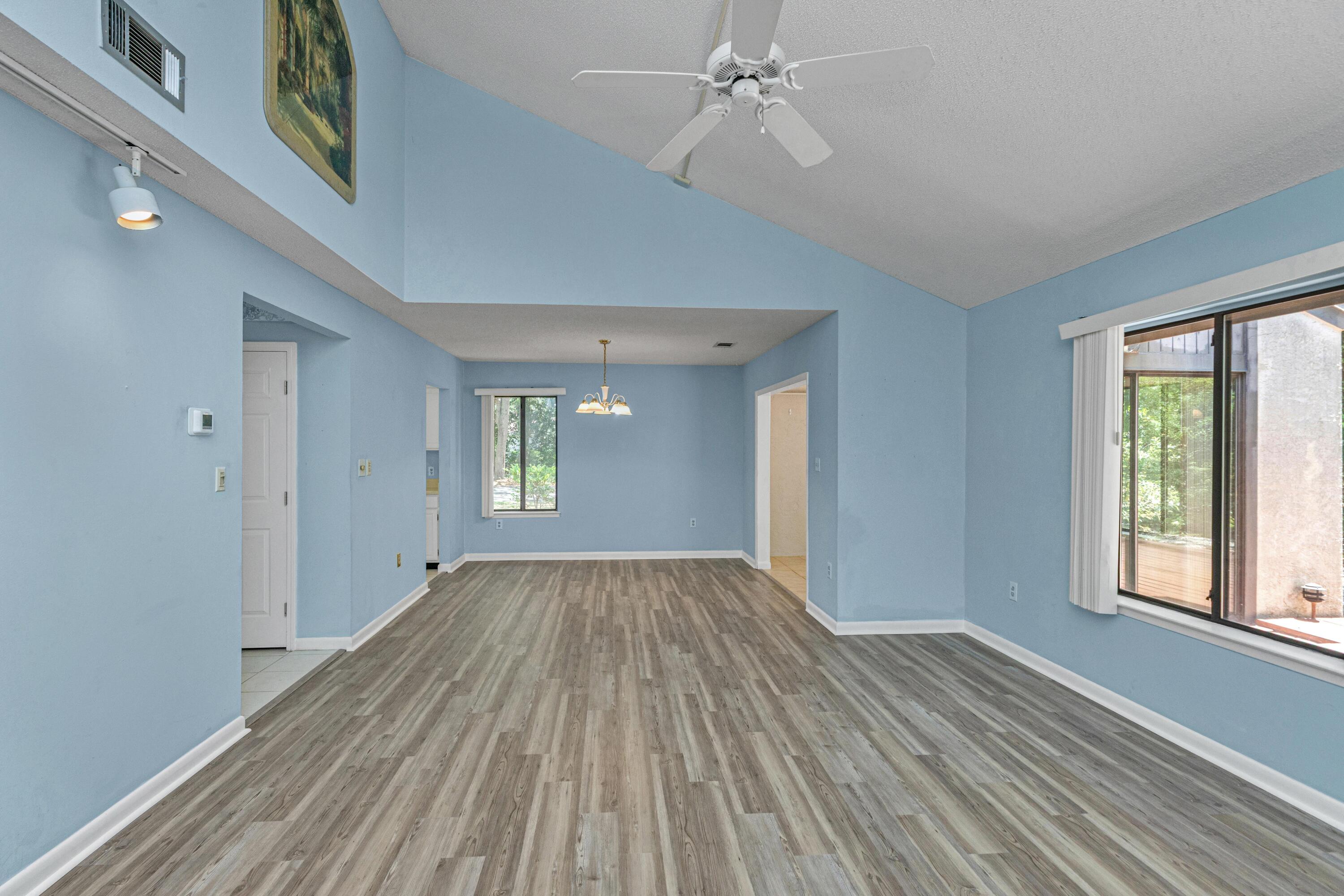 ROYAL OAK VILLAS BLUEWATER BAY - Residential