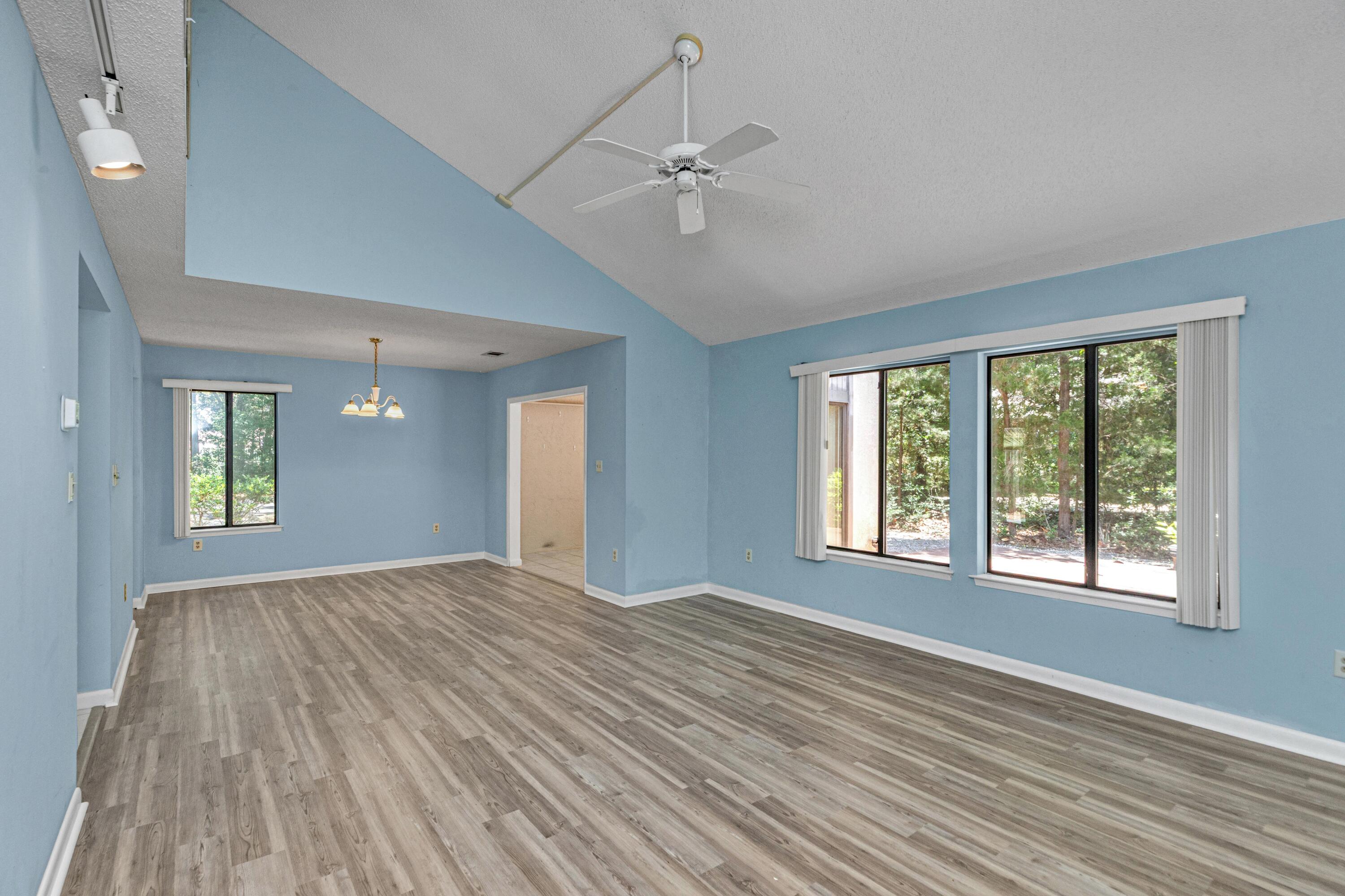 ROYAL OAK VILLAS BLUEWATER BAY - Residential