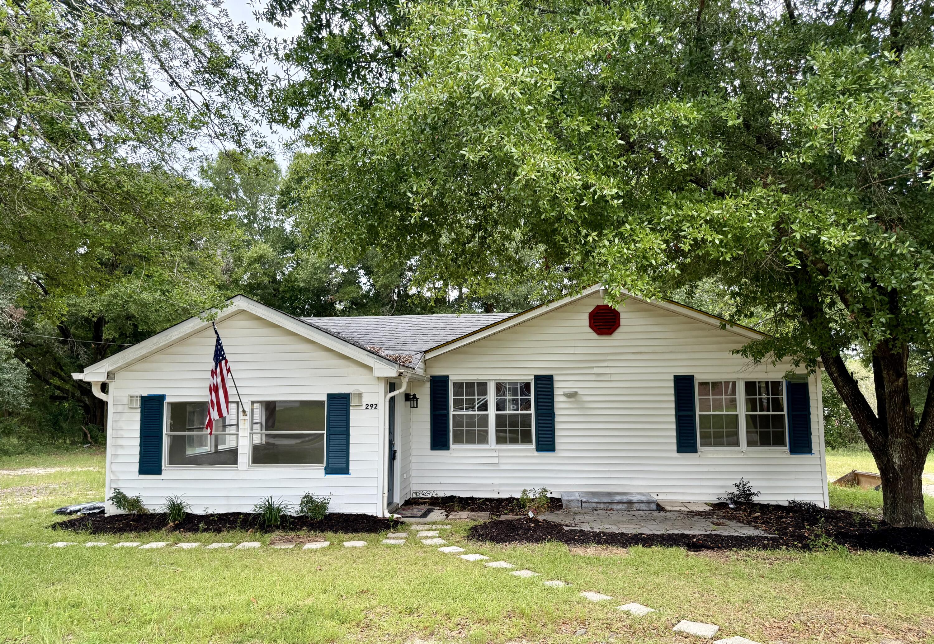 This 2 bedroom 1 bath Florida Cottage is conveniently located. Freshly painted with brand new carpet for a move in ready feel. In addition to the 2 bedrooms, there is a separate room that could be used as an office. Indoor laundry room, 2 living areas.
