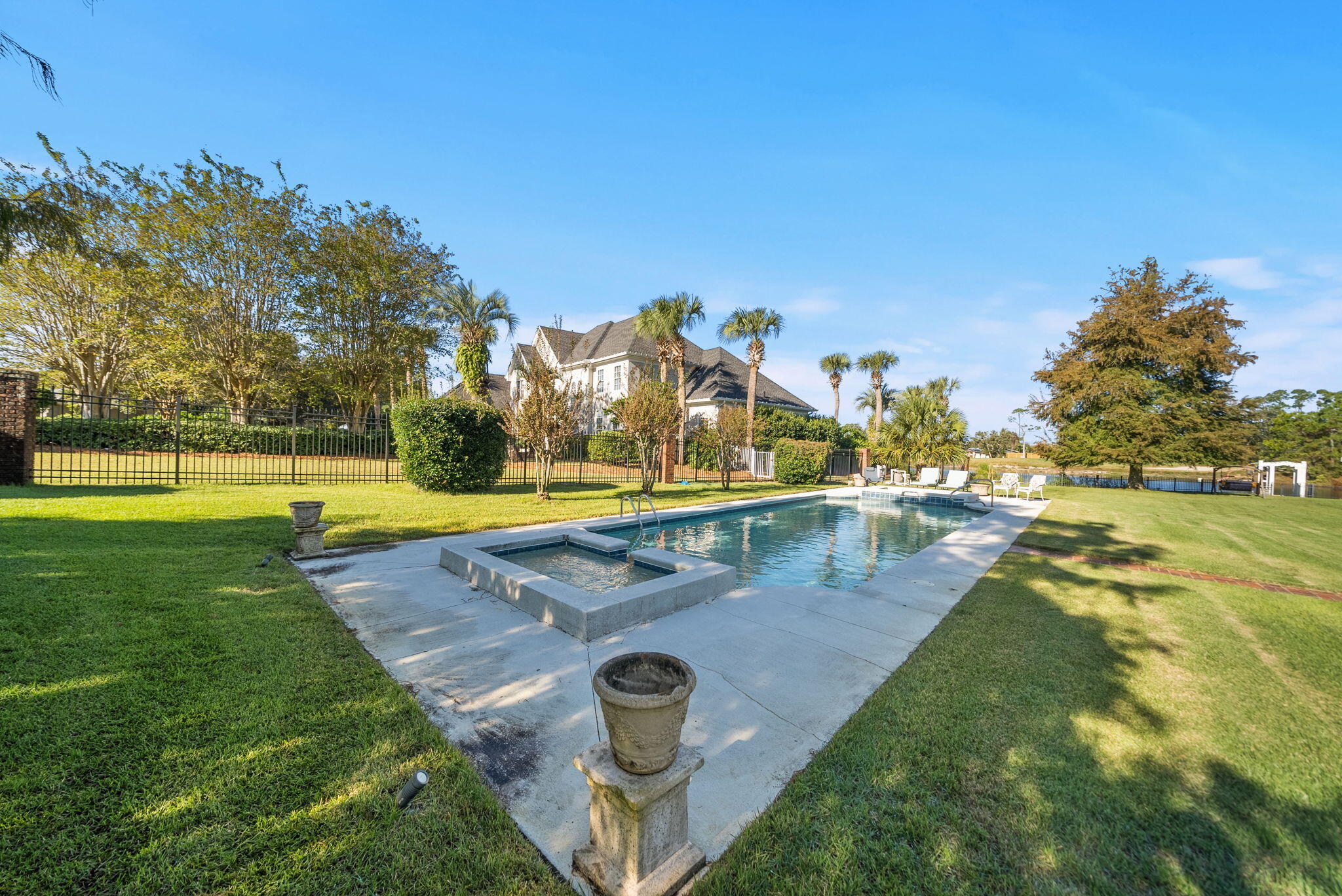 LEGEND LAKES - Residential