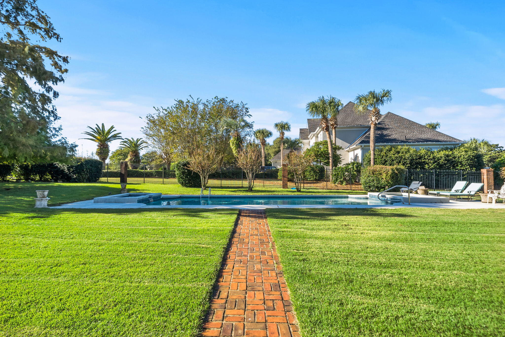 LEGEND LAKES - Residential