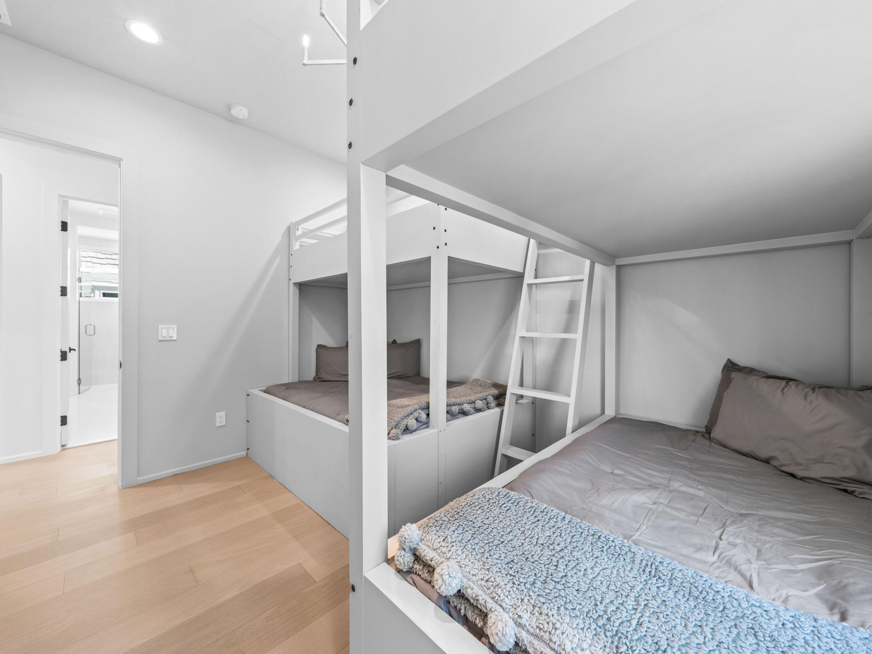 MALA BEACH - Residential