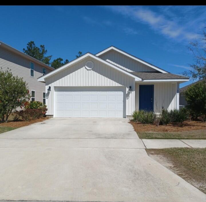 This beautiful spacious open concept floor plan 3BD/2BA home in Hammock Bay. Just minutes from the beaches  of Blue Mountain and close to shopping & entertainment. This home features large open living areas perfect for entertaining friends and family along with a large backyard. The HOA fees include over 250 cable channels, access to all pools, 24 hour gym, clubhouse, movie theatre, tennis and basketball courts, playground, pickle ball, and the Bay Club with fishing pier. Call or book an appoitment today to schedule your showing!!