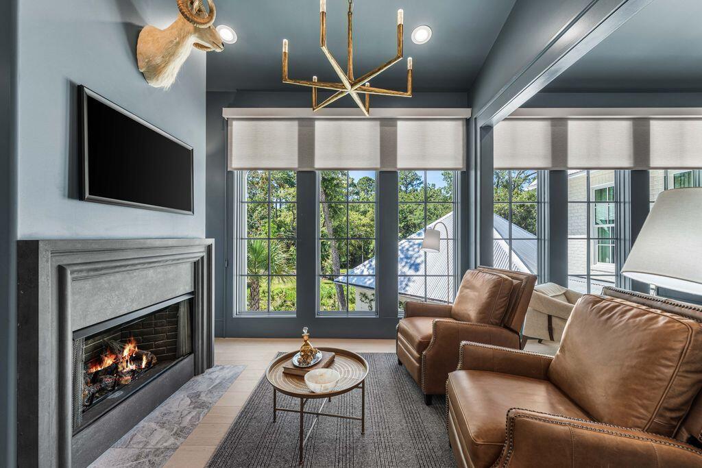 CHURCHILL OAKS - Residential