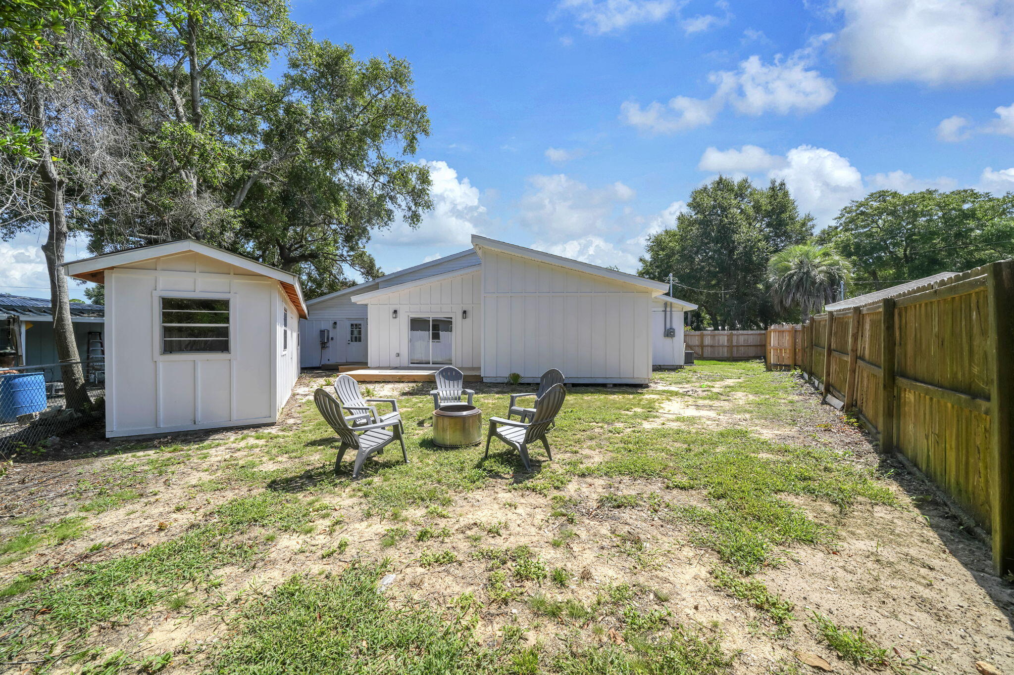 ELLIOTTS POINT 8TH ADDN - Residential