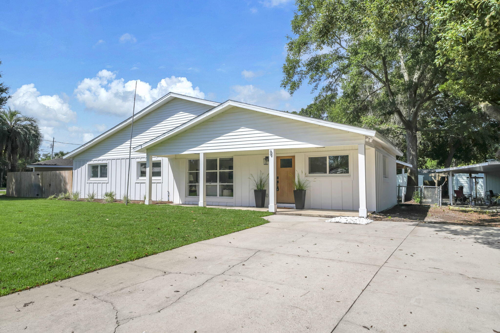 ELLIOTTS POINT 8TH ADDN - Residential