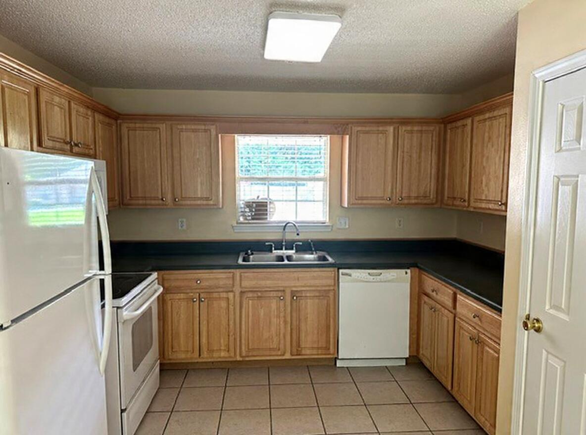 GOLDEN OAKS - Residential Lease