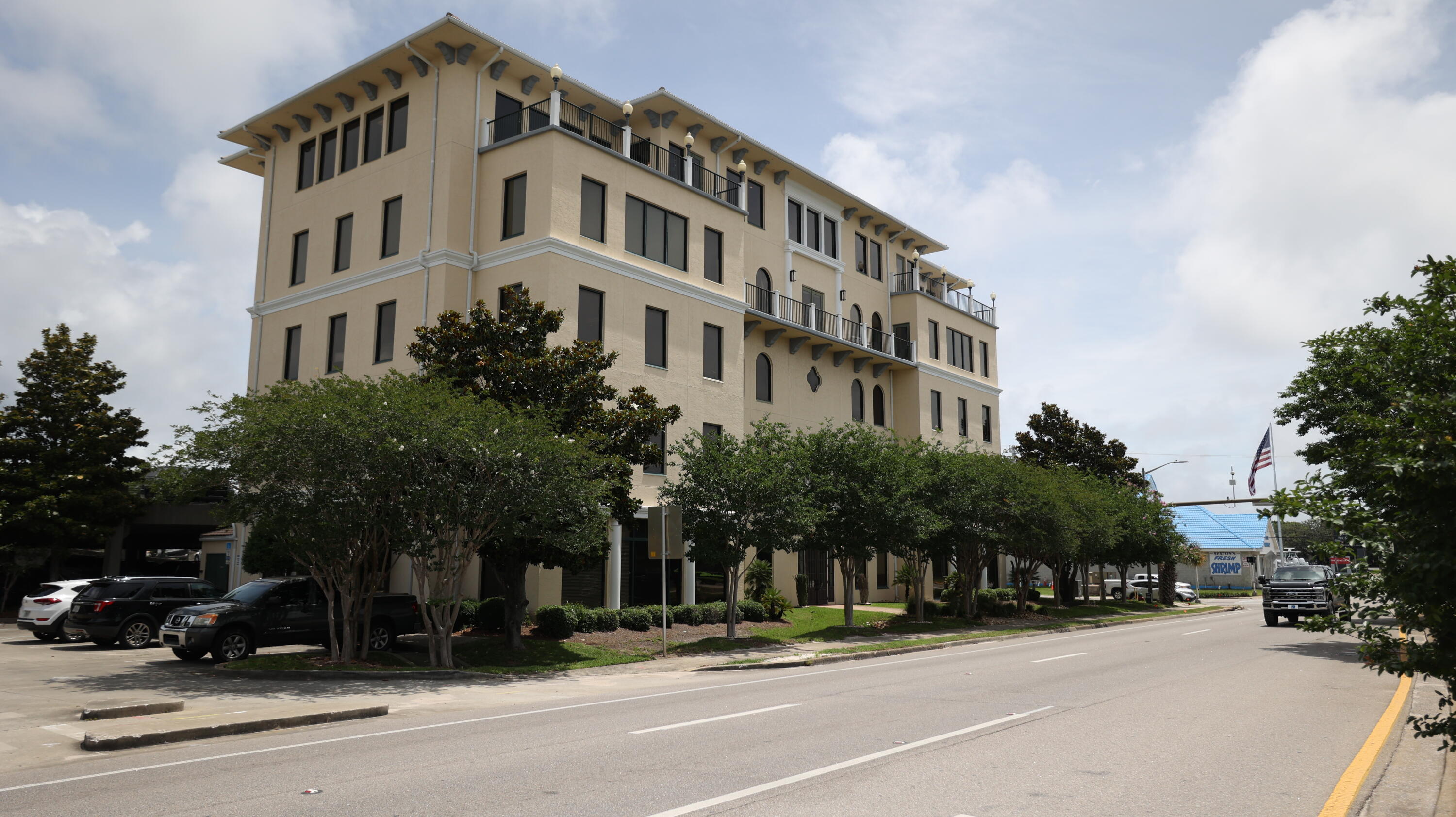 Seller financing available, 50% down payment, 8% interest rate, I/O, 2% Origination fee, 1 year balloon. Or 50% down payment, 8% interest rate, I/O, 3% Origination fee, 2 year balloon.

Contact agent for showing instructions.
