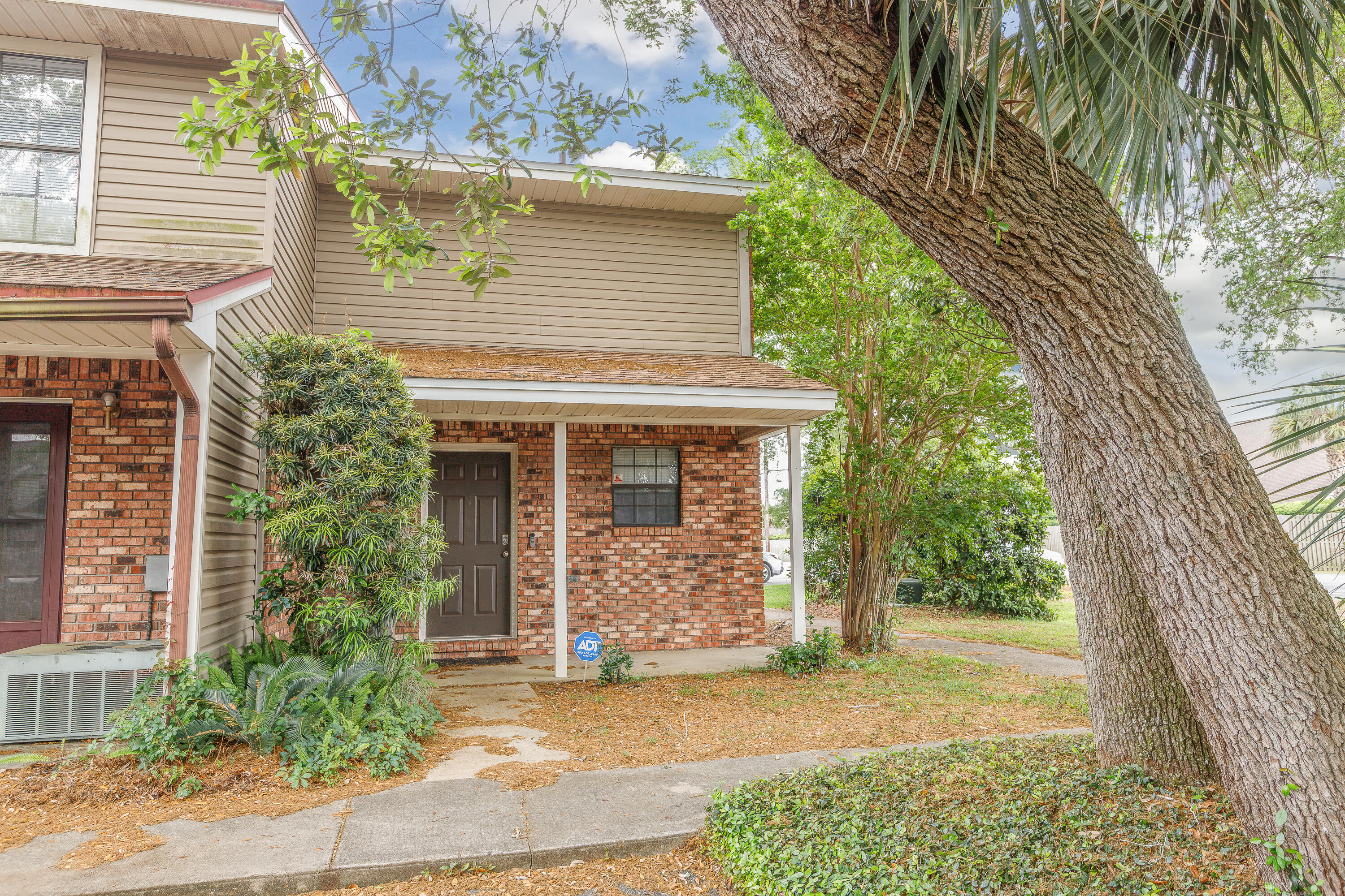 Don't miss this beautifully remodeled 1-bedroom, 1.5-bath townhome in the heart of Fort Walton Beach. The spacious main level offers an inviting living area along with both front and rear patios, perfect for enjoying the Florida lifestyle.
Upstairs, you'll find a loft-style bedroom featuring a full bathroom, walk-in closet, convenient laundry area with a stackable washer and dryer, and an updated private balcony--an ideal spot to relax and unwind.
Residents can enjoy the community pool and lush courtyard surroundings. Recent  upgrades( a couple years ago)  include new flooring, updated kitchen finishes, bathroom vanities, a water heater(2022), and all new stainless steel appliances,  roof was installed in 2023.