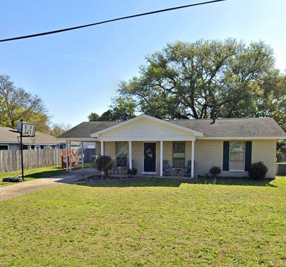 This centrally located 3 bedroom. 1.5 bath home has an eat-in kitchen with a large backyard, as well as a one car carport. The master bedroom has a half bath for added convenience. Your new home is walking distance to schools (Fort Walton Beach High School, Bruner Middle School and Edwins Elementary), shopping and dining. Located just minutes from Hurlburt Fields back gate and beaches as well.