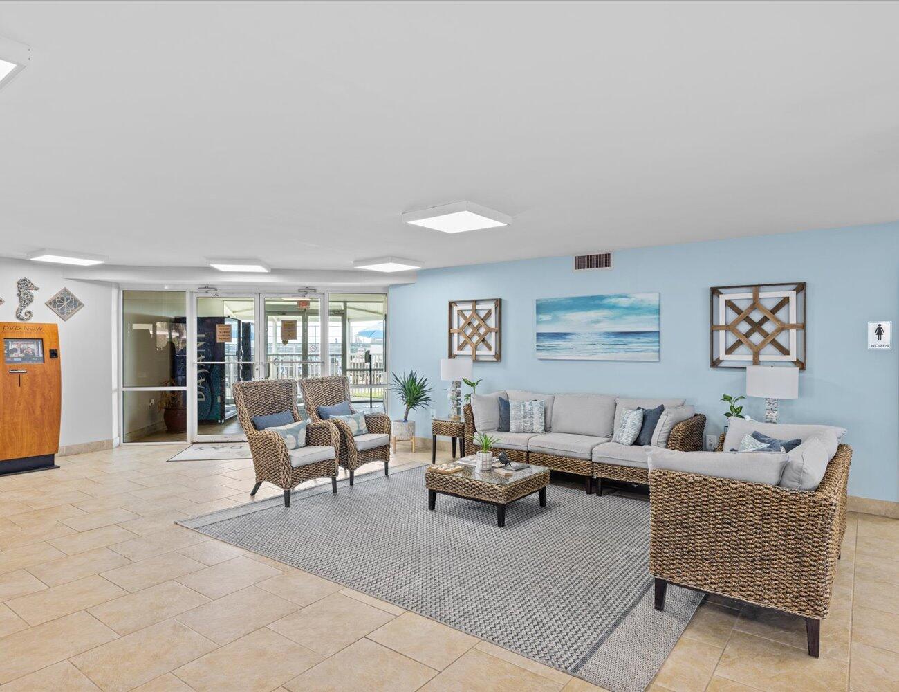 HOLIDAY SURF & RACQUET CLUB - Residential