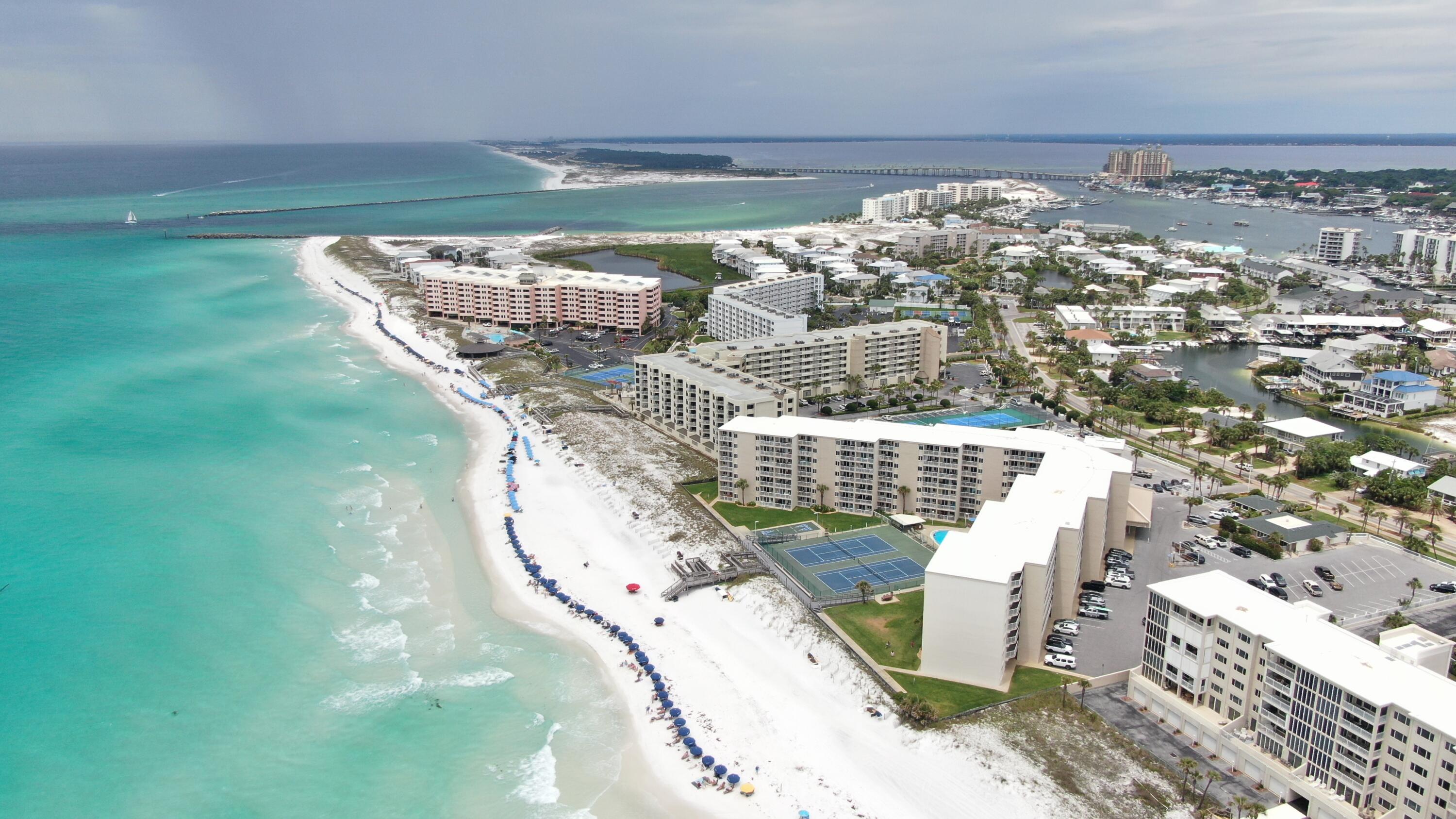 HOLIDAY SURF & RACQUET CLUB - Residential