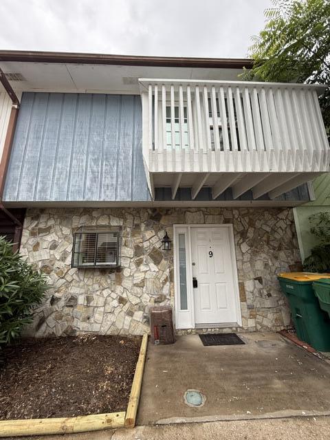 Updated Townhome conveniently located near bases & shopping. Fireplace, screened in patio, and fenced back yard. Small pets considered with non-refundable pet fee.