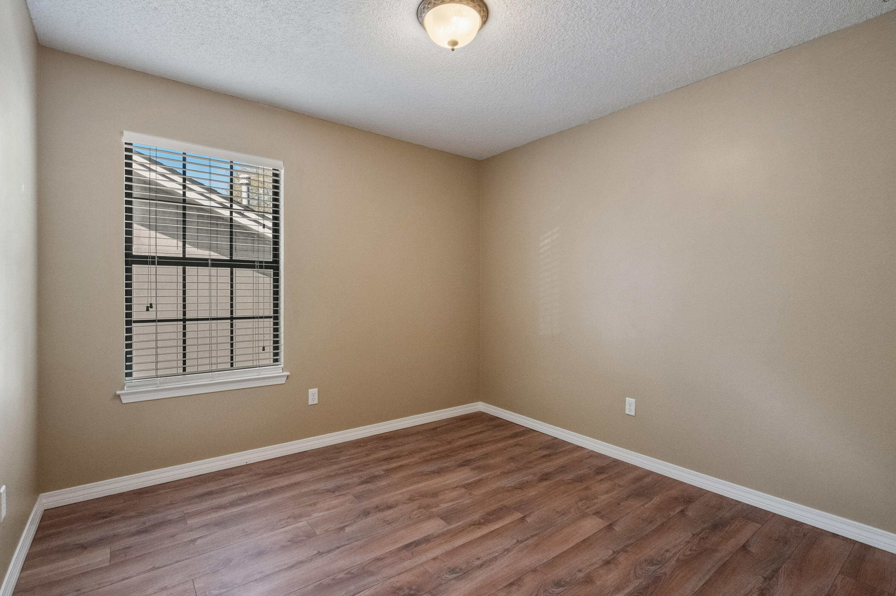 VALPARAISO PINECREST 3 - Residential Lease