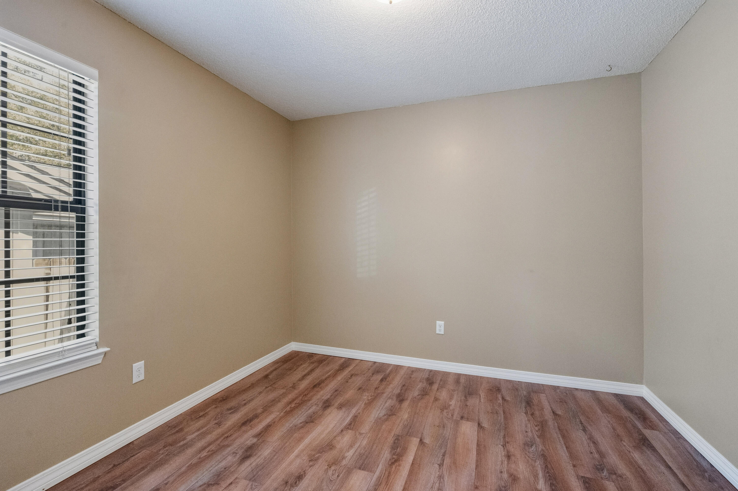 VALPARAISO PINECREST 3 - Residential Lease