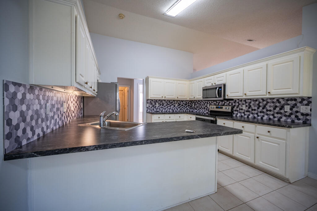 ROBLEDAL ESTATES - Residential