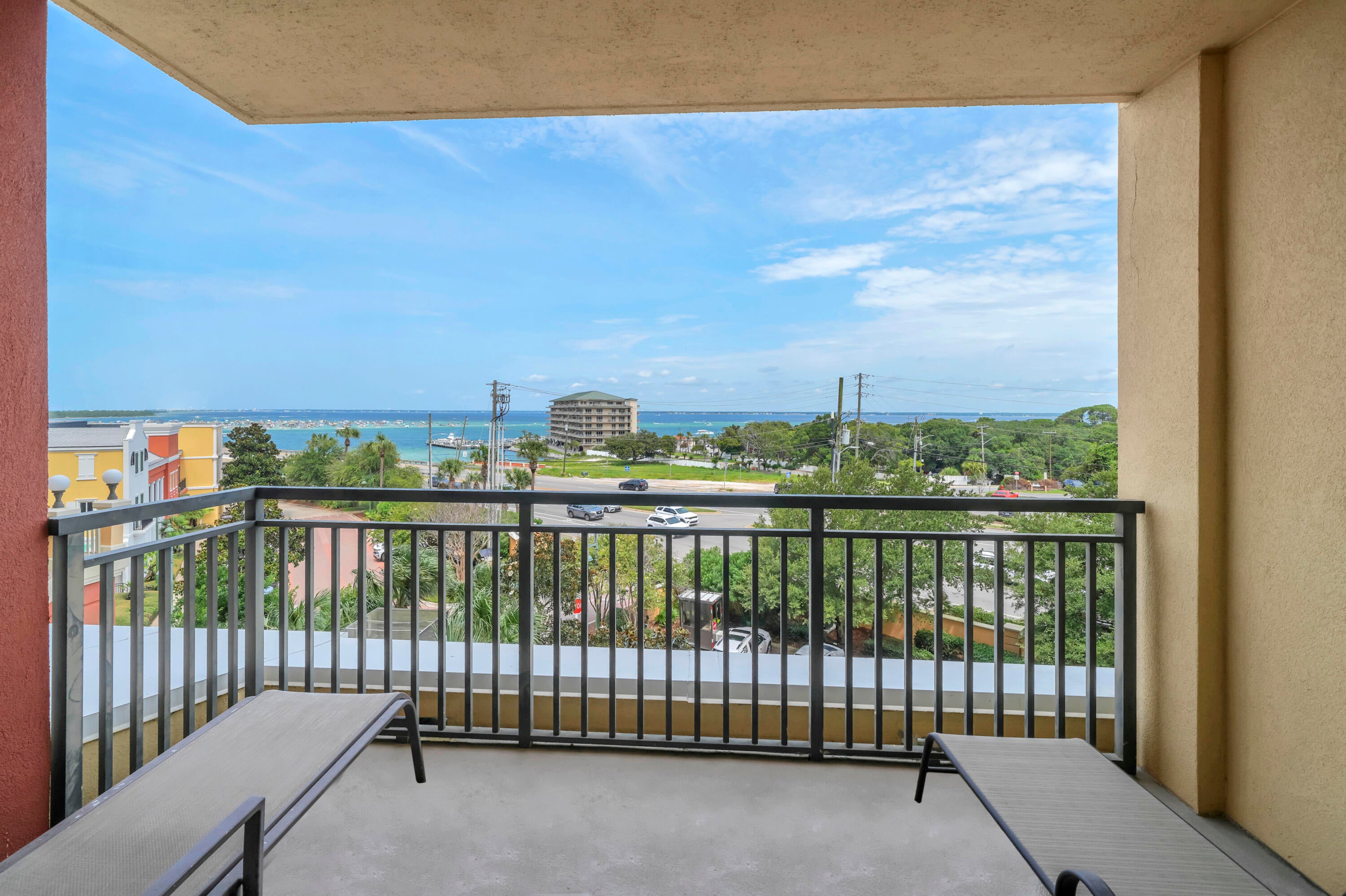 EMERALD GRANDE - Residential