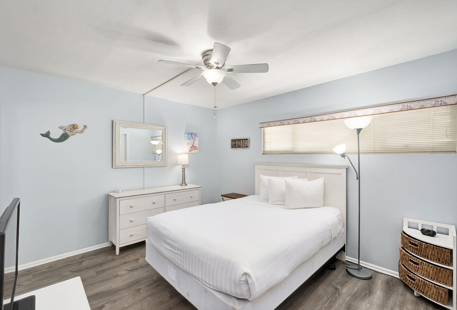 HOLIDAY SURF & RACQUET CLUB - Residential