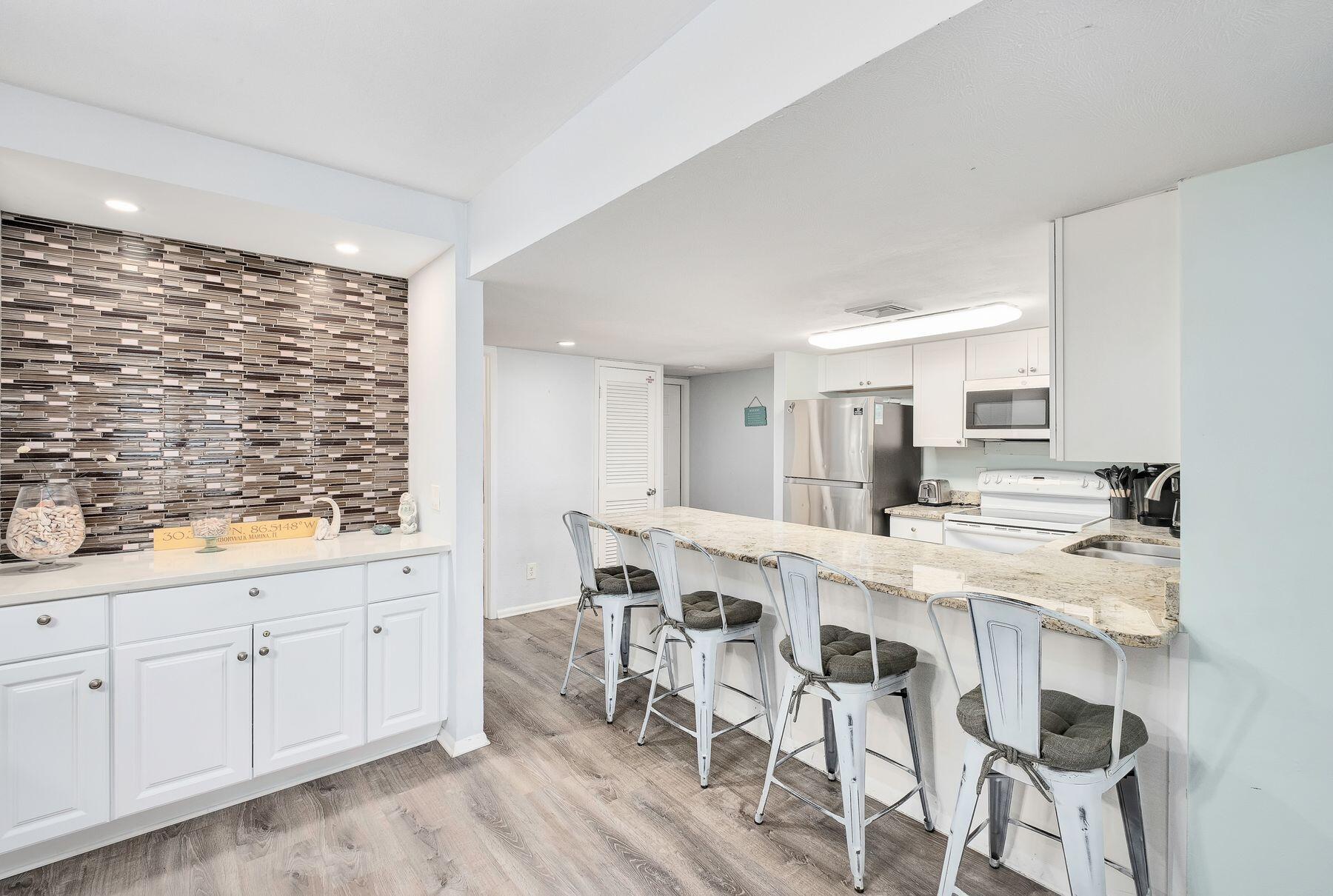 HOLIDAY SURF & RACQUET CLUB - Residential
