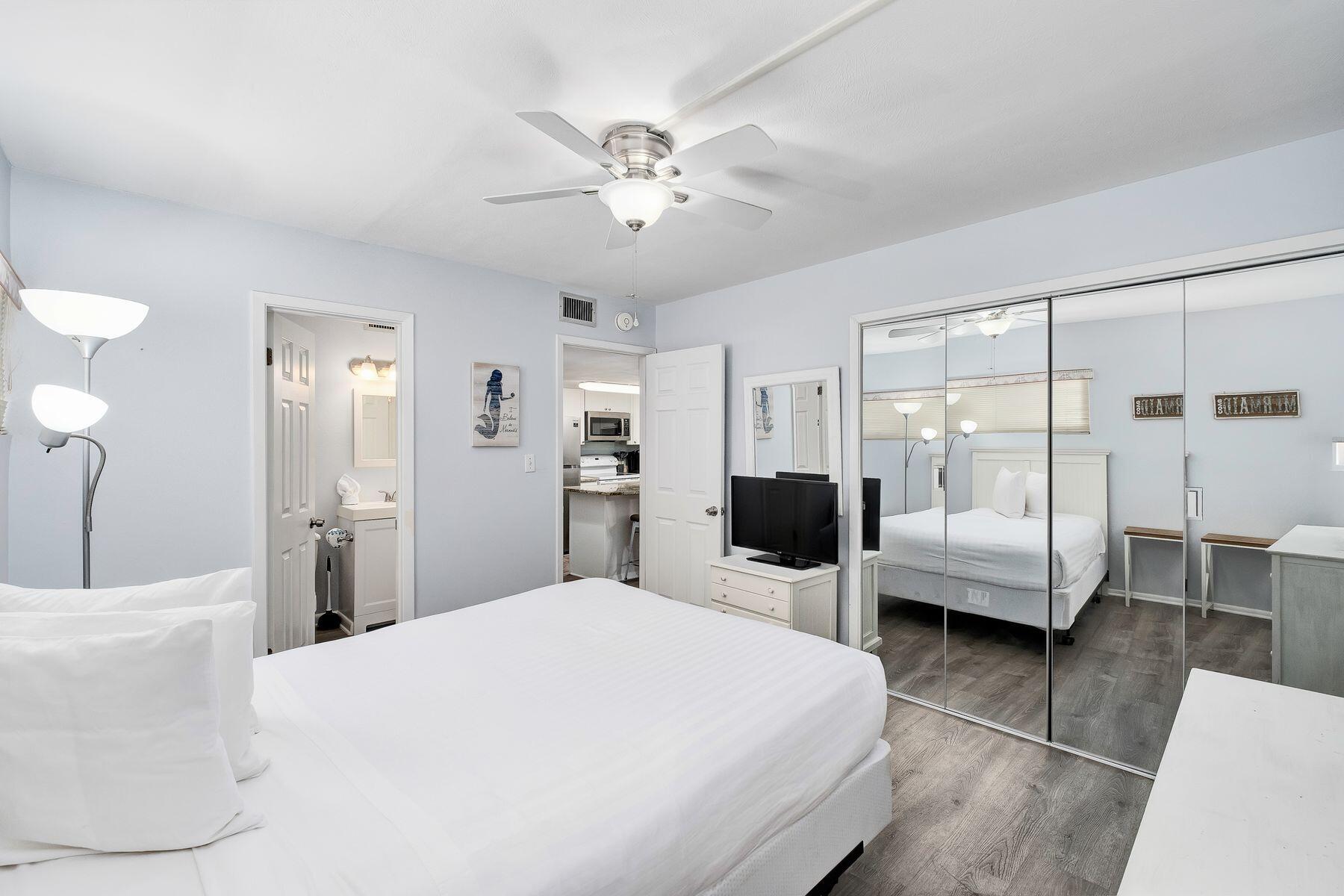 HOLIDAY SURF & RACQUET CLUB - Residential