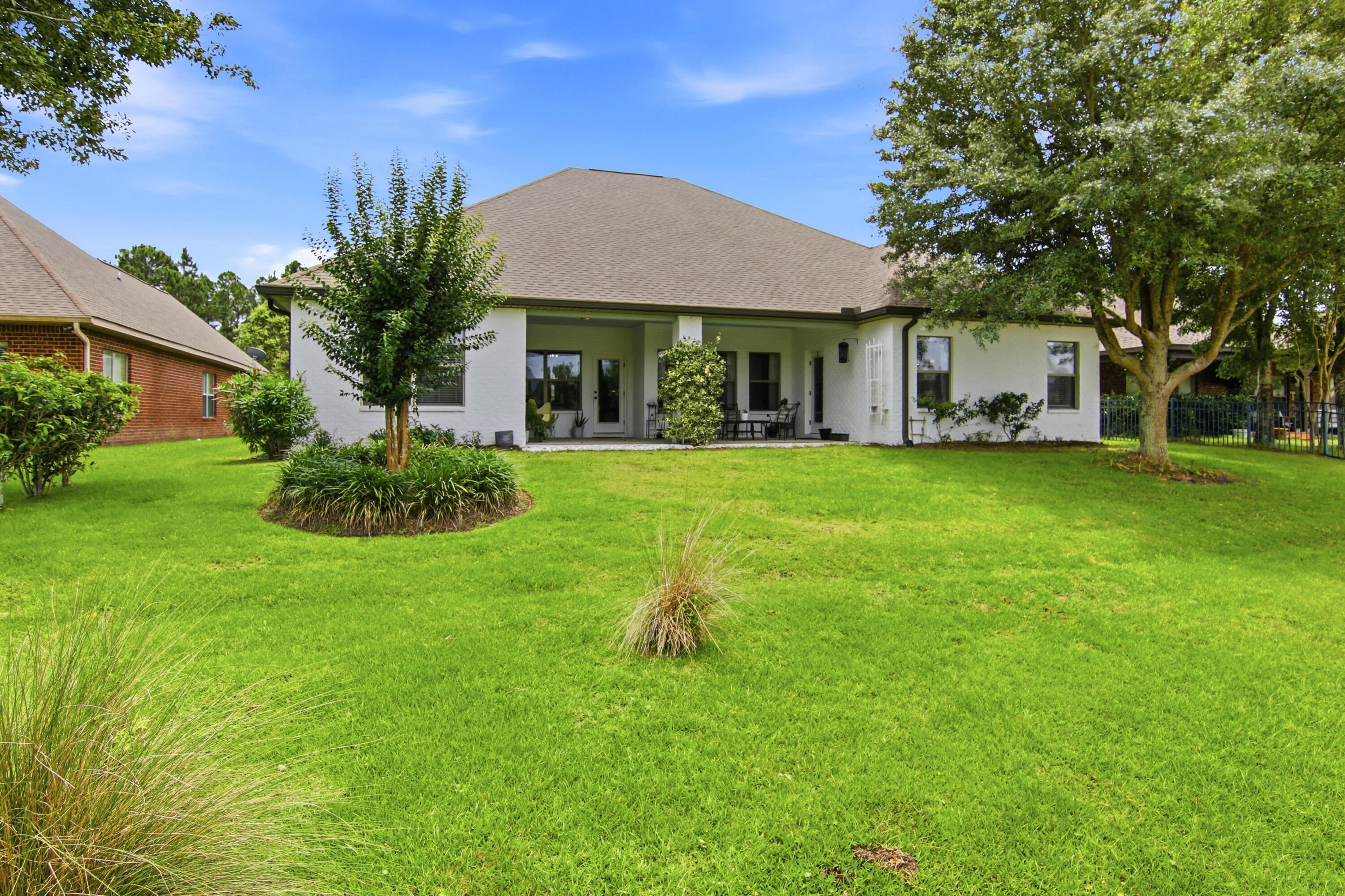 WHISPERING LAKE - Residential