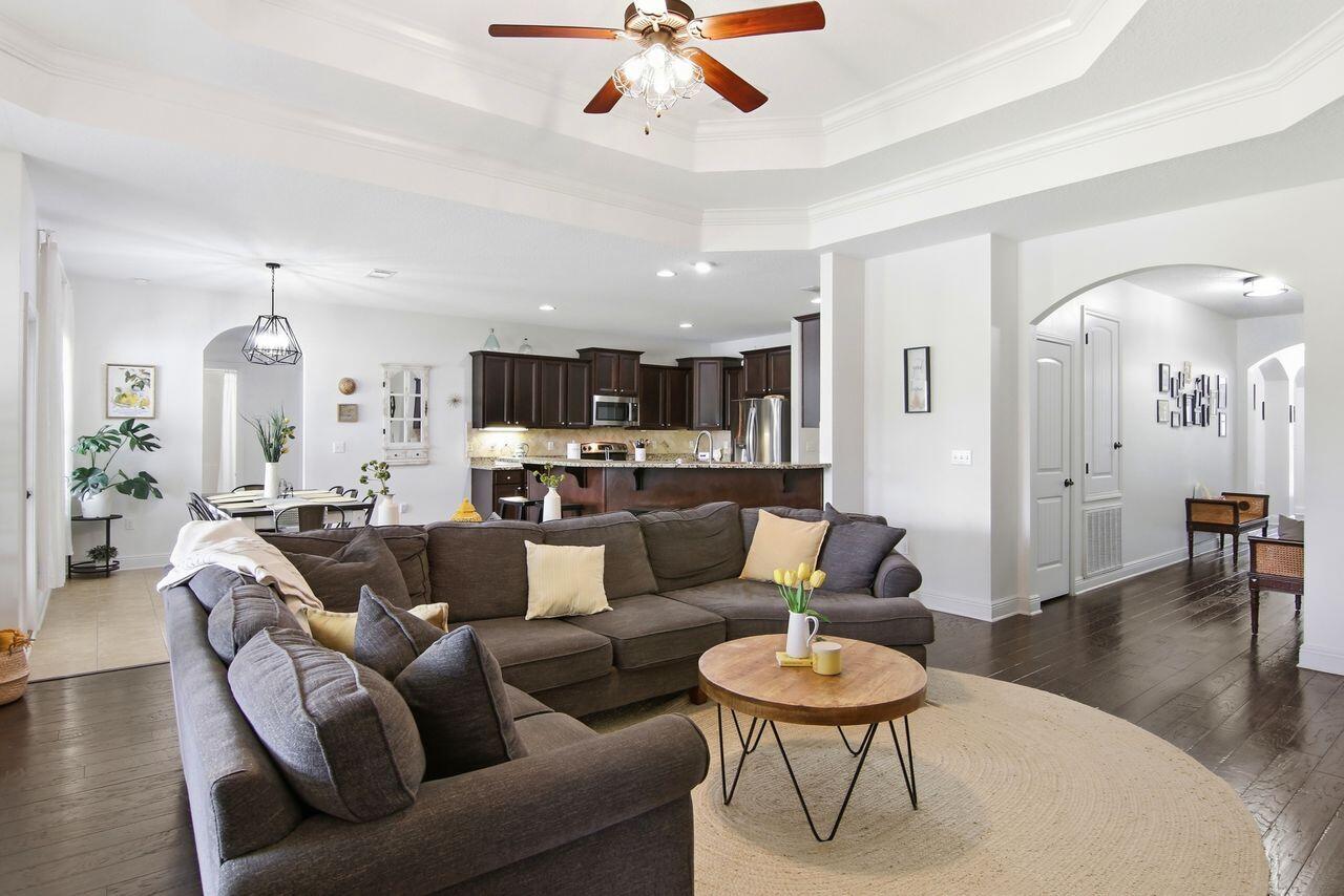 WHISPERING LAKE - Residential