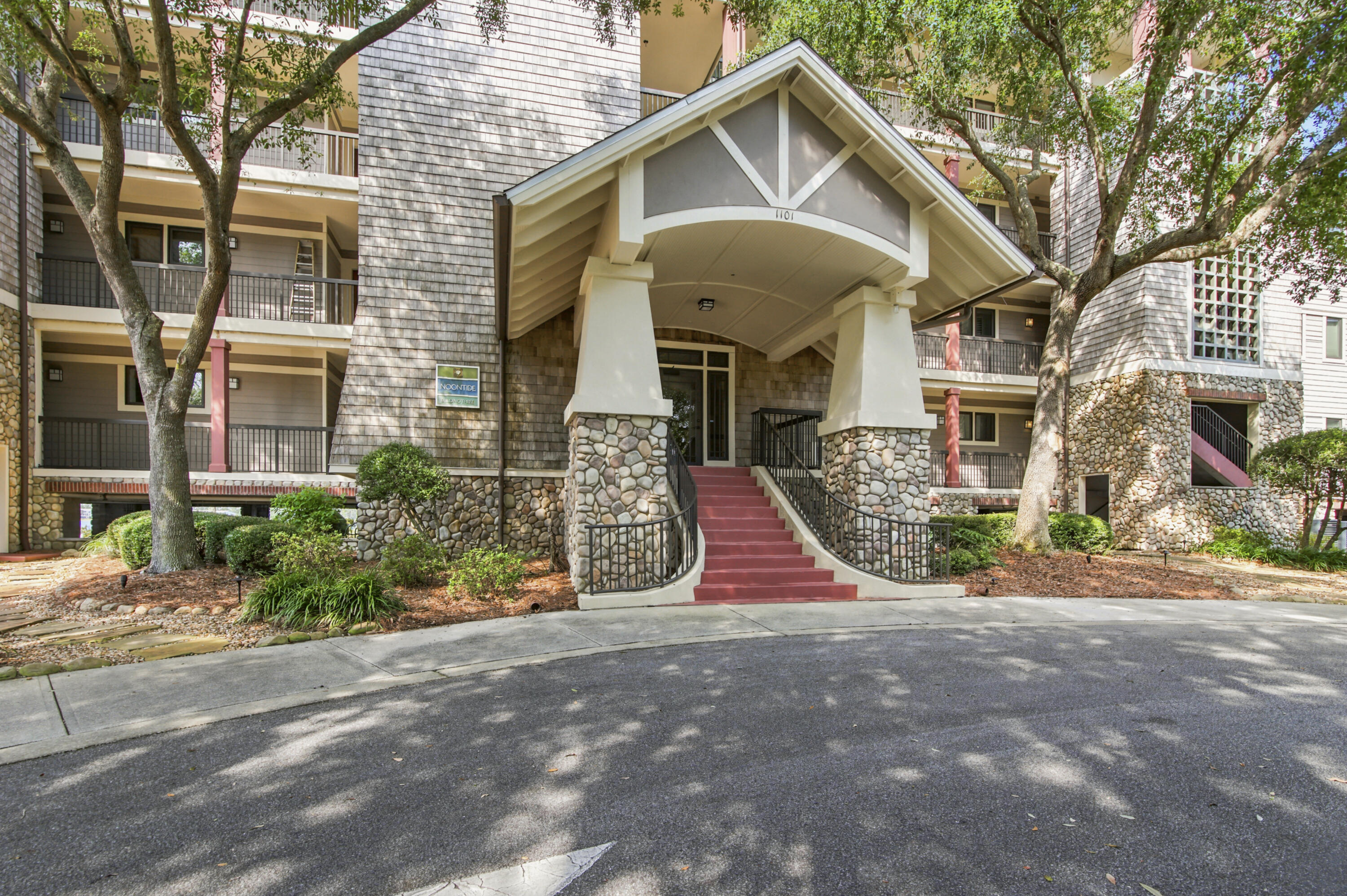 LAKESIDE LODGE AT PROSPECT POINT - Residential
