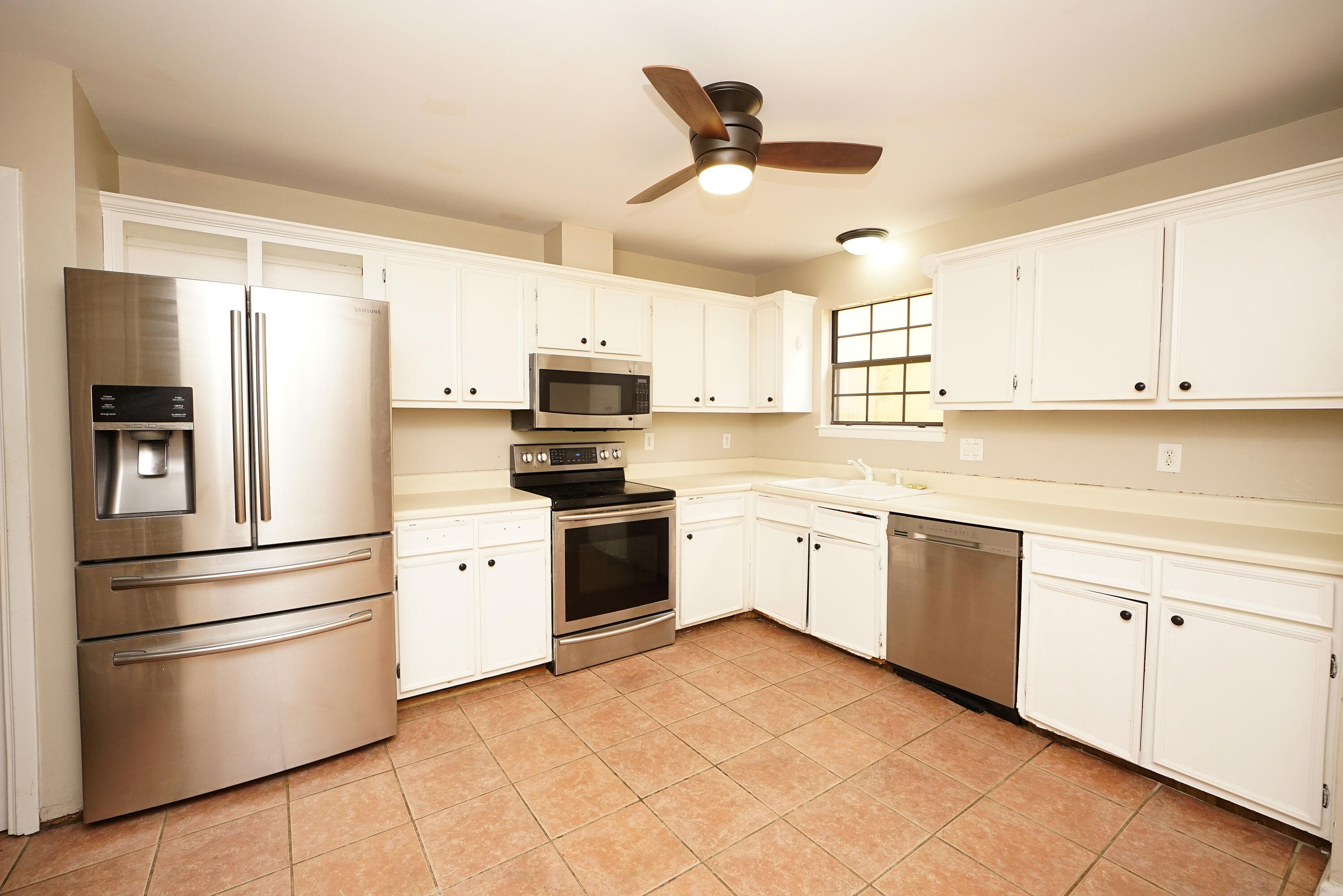 Great unit priced to sell!! Located just minutes from Fort Walton Beach and approximately 40 minutes from Destin this 3 Bedroom 2.5 bath townhome is ideal for a  rental property or investment. Conveniently situated between Eglin AFB and Hurlburt Field this spacious home is positioned in the center of Shalimar, with schools, shopping, and restaurants within walking distance. The home needs some cosmetic TLC and the list price reflects this. Stop by and take a look.