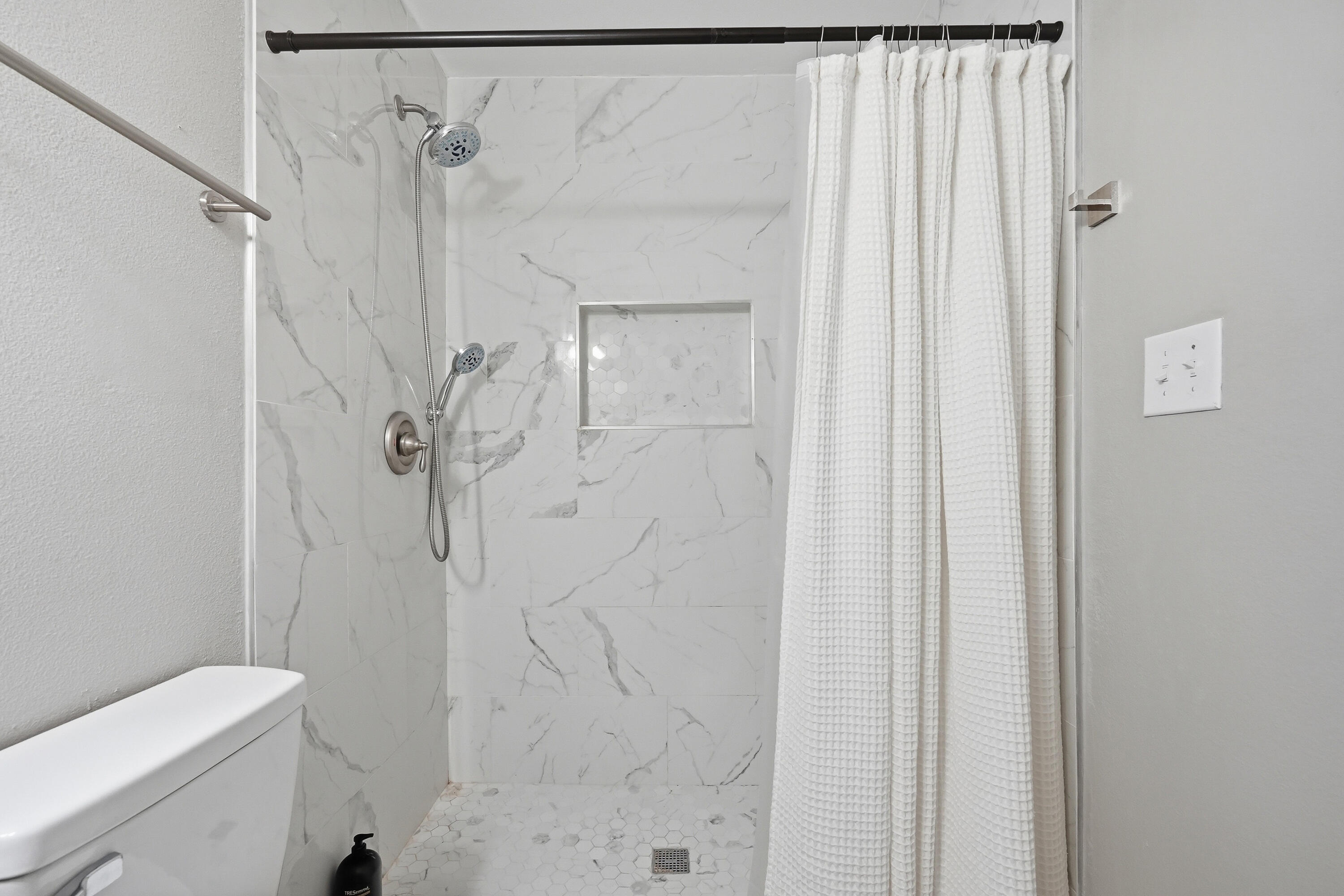 OAKWOOD HILLS UNIT 1 - Residential Lease